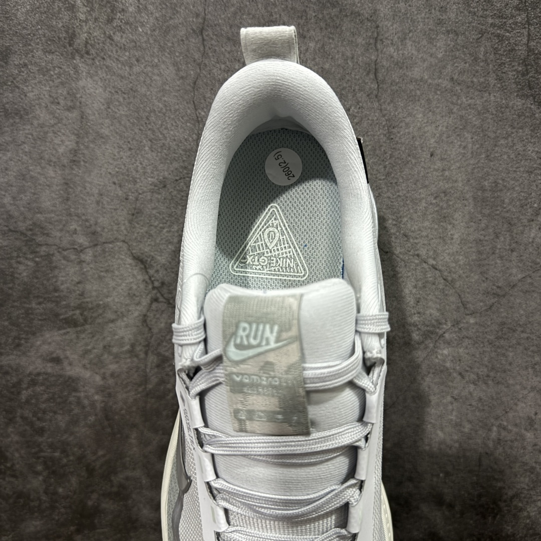 图片[8]-【XE纯原版】Nike Air Zoom Vomero 18 GTX 全新科技运动跑鞋 白色 HQ7001-003    正确防水gtx鞋面材质 目前市场最强品质 原版购入开发 鞋面采用硅胶发泡立体印刷 分体式组合大底 上层超临界ZOOM X泡棉 下层一次ReactX泡棉 区别市场一体底 超高质检清洁度 一切材质配件均与原版一致 原楦原纸板开发 匹配原版98%以上 完美弧度版型 原厂鞋标 立体反光鞋盒标 鞋盒防撞海绵 高端玩家必推版本 高价零售必推版本 欢迎对比市面任意版本‼️ 这双鞋简直是时尚与科技的完美融合。 经典黑色鞋面，质感爆棚，搭配超亮眼的银色大勾子，瞬间成为街头焦点。不仅颜值在线，缓震性能更是一绝 不管是日常出街还是慢跑锻炼，都能给双脚极致舒适体验。  码数超全，36-46 码任你选！别犹豫啦，穿上它，轻松走出潮流范，开启你的时尚运动新旅程！ 码段：36-46-选品中心