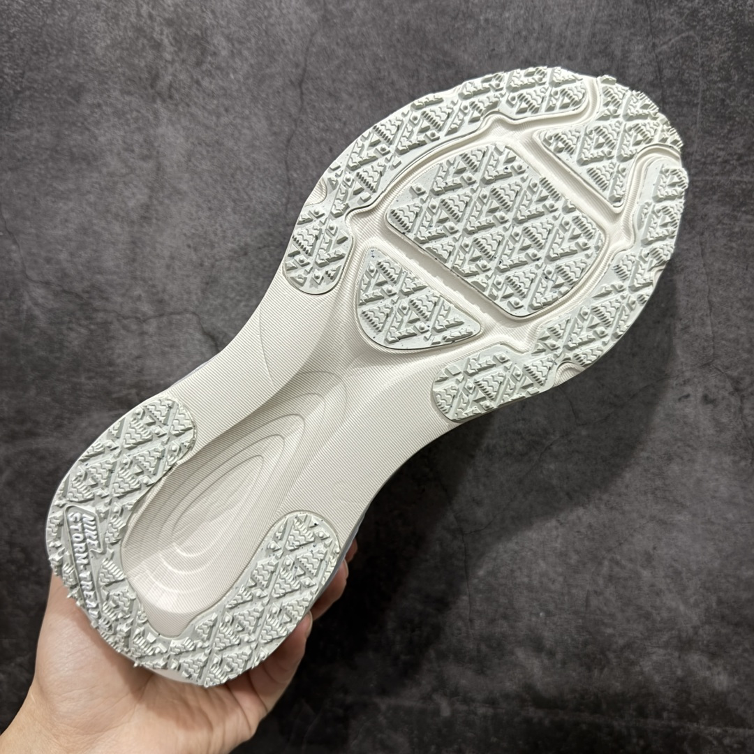 图片[9]-【XE纯原版】Nike Air Zoom Vomero 18 GTX 全新科技运动跑鞋 白色 HQ7001-003    正确防水gtx鞋面材质 目前市场最强品质 原版购入开发 鞋面采用硅胶发泡立体印刷 分体式组合大底 上层超临界ZOOM X泡棉 下层一次ReactX泡棉 区别市场一体底 超高质检清洁度 一切材质配件均与原版一致 原楦原纸板开发 匹配原版98%以上 完美弧度版型 原厂鞋标 立体反光鞋盒标 鞋盒防撞海绵 高端玩家必推版本 高价零售必推版本 欢迎对比市面任意版本‼️ 这双鞋简直是时尚与科技的完美融合。 经典黑色鞋面，质感爆棚，搭配超亮眼的银色大勾子，瞬间成为街头焦点。不仅颜值在线，缓震性能更是一绝 不管是日常出街还是慢跑锻炼，都能给双脚极致舒适体验。  码数超全，36-46 码任你选！别犹豫啦，穿上它，轻松走出潮流范，开启你的时尚运动新旅程！ 码段：36-46-选品中心