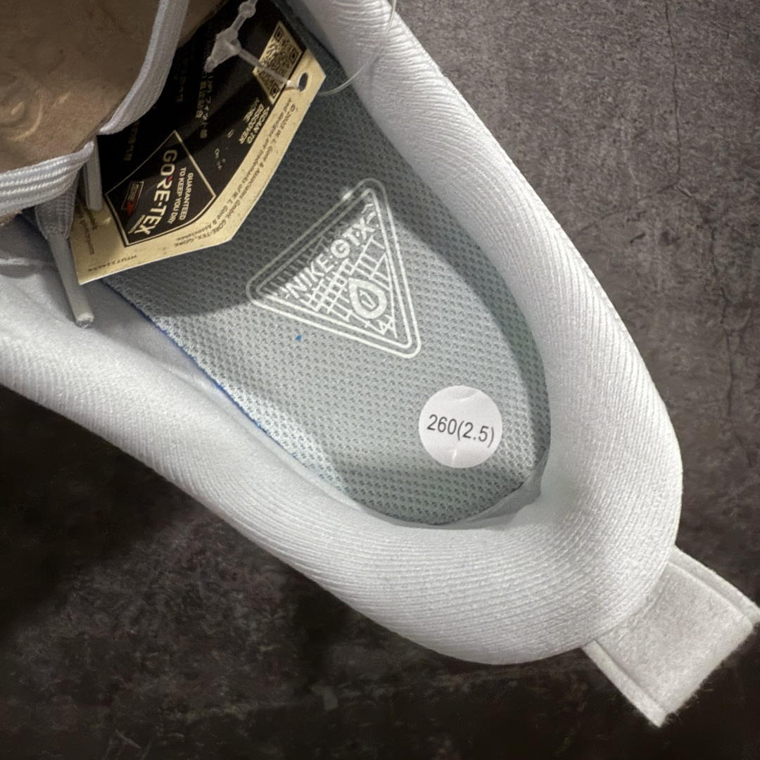 图片[8]-【XE纯原版】Nike Air Zoom Vomero 18 GTX 全新科技运动跑鞋 白色 HQ7001-003    正确防水gtx鞋面材质 目前市场最强品质 原版购入开发 鞋面采用硅胶发泡立体印刷 分体式组合大底 上层超临界ZOOM X泡棉 下层一次ReactX泡棉 区别市场一体底 超高质检清洁度 一切材质配件均与原版一致 原楦原纸板开发 匹配原版98%以上 完美弧度版型 原厂鞋标 立体反光鞋盒标 鞋盒防撞海绵 高端玩家必推版本 高价零售必推版本 欢迎对比市面任意版本‼️ 这双鞋简直是时尚与科技的完美融合。 经典黑色鞋面，质感爆棚，搭配超亮眼的银色大勾子，瞬间成为街头焦点。不仅颜值在线，缓震性能更是一绝 不管是日常出街还是慢跑锻炼，都能给双脚极致舒适体验。  码数超全，36-46 码任你选！别犹豫啦，穿上它，轻松走出潮流范，开启你的时尚运动新旅程！ 码段：36-46-选品中心