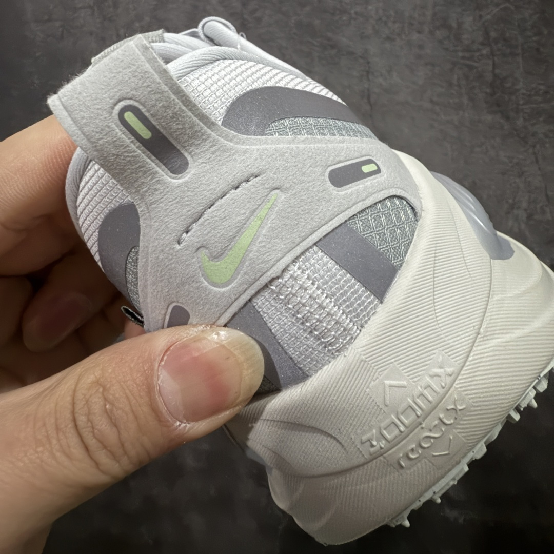 图片[2]-【XE纯原版】Nike Air Zoom Vomero 18 GTX 全新科技运动跑鞋 白色 HQ7001-003    正确防水gtx鞋面材质 目前市场最强品质 原版购入开发 鞋面采用硅胶发泡立体印刷 分体式组合大底 上层超临界ZOOM X泡棉 下层一次ReactX泡棉 区别市场一体底 超高质检清洁度 一切材质配件均与原版一致 原楦原纸板开发 匹配原版98%以上 完美弧度版型 原厂鞋标 立体反光鞋盒标 鞋盒防撞海绵 高端玩家必推版本 高价零售必推版本 欢迎对比市面任意版本‼️ 这双鞋简直是时尚与科技的完美融合。 经典黑色鞋面，质感爆棚，搭配超亮眼的银色大勾子，瞬间成为街头焦点。不仅颜值在线，缓震性能更是一绝 不管是日常出街还是慢跑锻炼，都能给双脚极致舒适体验。  码数超全，36-46 码任你选！别犹豫啦，穿上它，轻松走出潮流范，开启你的时尚运动新旅程！ 码段：36-46-选品中心