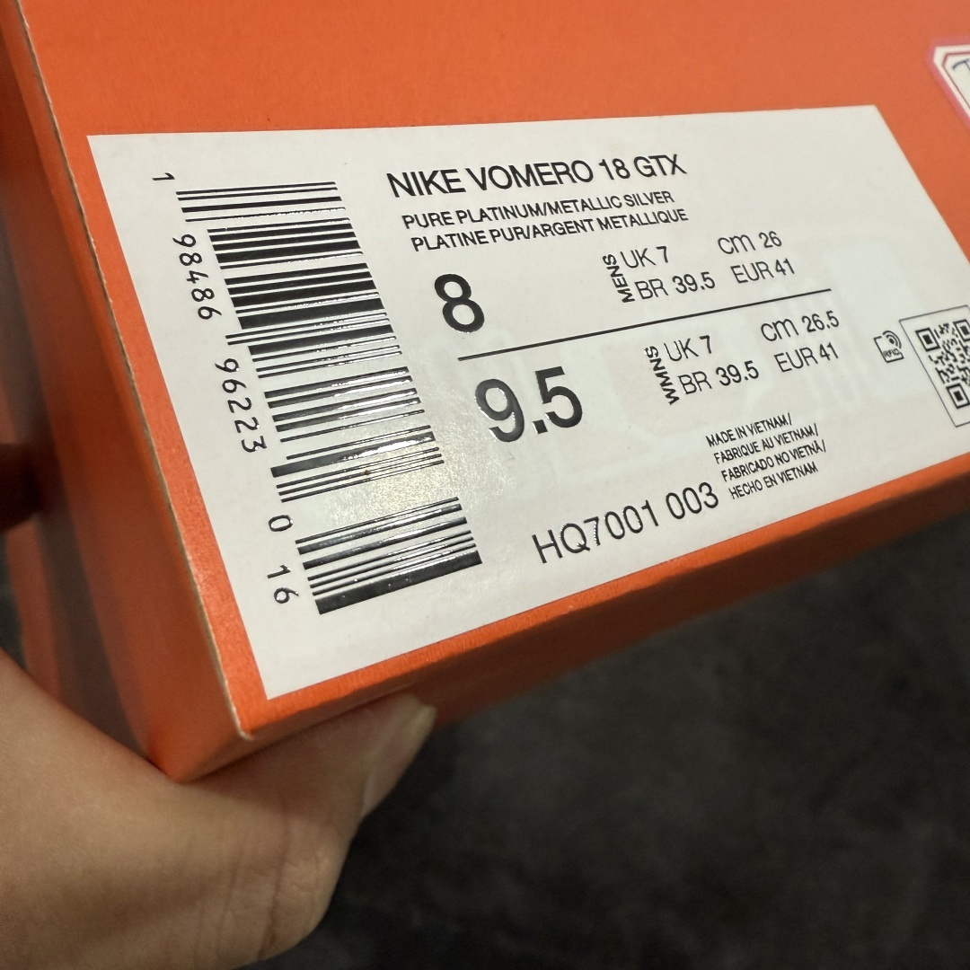 图片[10]-【XE纯原版】Nike Air Zoom Vomero 18 GTX 全新科技运动跑鞋 白色 HQ7001-003    正确防水gtx鞋面材质 目前市场最强品质 原版购入开发 鞋面采用硅胶发泡立体印刷 分体式组合大底 上层超临界ZOOM X泡棉 下层一次ReactX泡棉 区别市场一体底 超高质检清洁度 一切材质配件均与原版一致 原楦原纸板开发 匹配原版98%以上 完美弧度版型 原厂鞋标 立体反光鞋盒标 鞋盒防撞海绵 高端玩家必推版本 高价零售必推版本 欢迎对比市面任意版本‼️ 这双鞋简直是时尚与科技的完美融合。 经典黑色鞋面，质感爆棚，搭配超亮眼的银色大勾子，瞬间成为街头焦点。不仅颜值在线，缓震性能更是一绝 不管是日常出街还是慢跑锻炼，都能给双脚极致舒适体验。  码数超全，36-46 码任你选！别犹豫啦，穿上它，轻松走出潮流范，开启你的时尚运动新旅程！ 码段：36-46-选品中心
