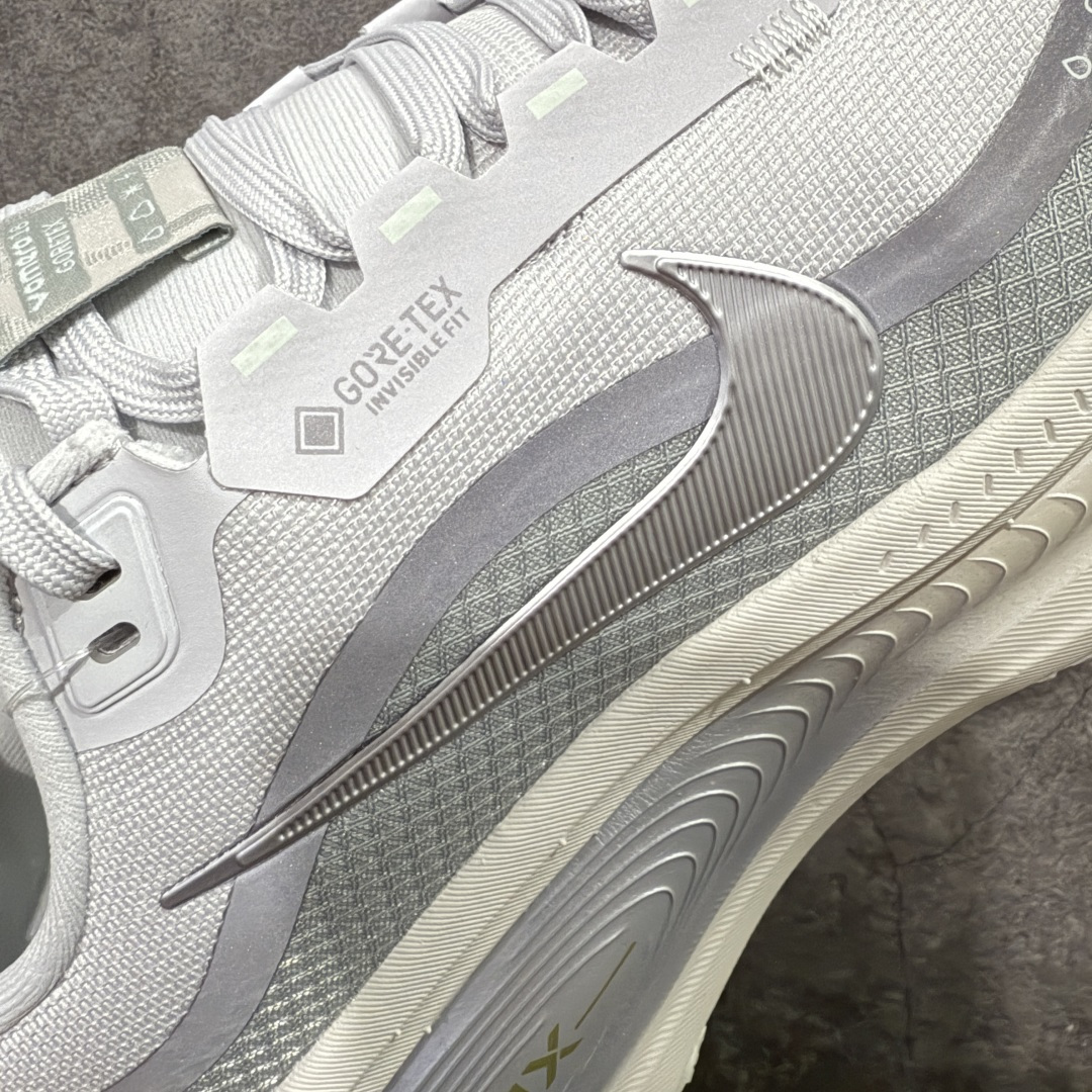 图片[4]-【XE纯原版】Nike Air Zoom Vomero 18 GTX 全新科技运动跑鞋 白色 HQ7001-003    正确防水gtx鞋面材质 目前市场最强品质 原版购入开发 鞋面采用硅胶发泡立体印刷 分体式组合大底 上层超临界ZOOM X泡棉 下层一次ReactX泡棉 区别市场一体底 超高质检清洁度 一切材质配件均与原版一致 原楦原纸板开发 匹配原版98%以上 完美弧度版型 原厂鞋标 立体反光鞋盒标 鞋盒防撞海绵 高端玩家必推版本 高价零售必推版本 欢迎对比市面任意版本‼️ 这双鞋简直是时尚与科技的完美融合。 经典黑色鞋面，质感爆棚，搭配超亮眼的银色大勾子，瞬间成为街头焦点。不仅颜值在线，缓震性能更是一绝 不管是日常出街还是慢跑锻炼，都能给双脚极致舒适体验。  码数超全，36-46 码任你选！别犹豫啦，穿上它，轻松走出潮流范，开启你的时尚运动新旅程！ 码段：36-46-选品中心