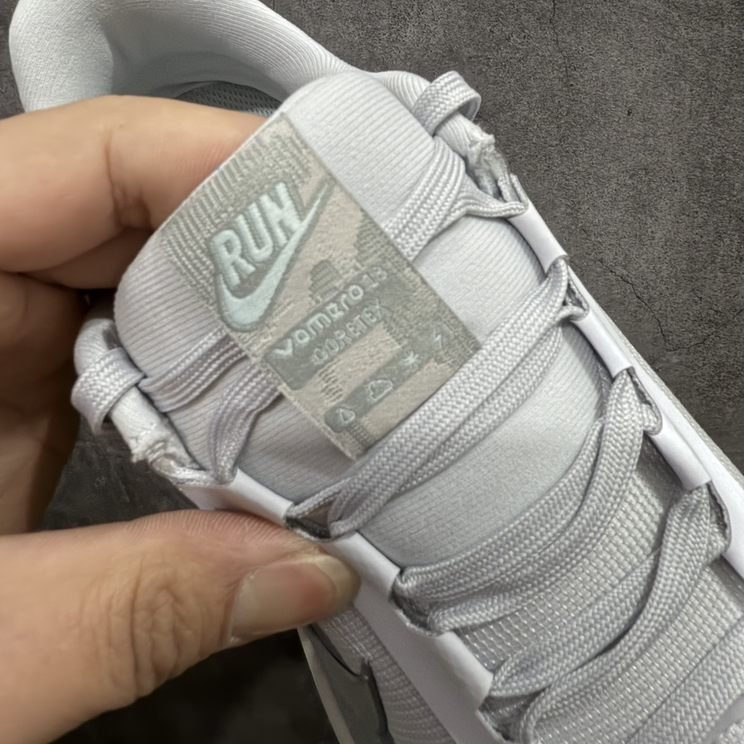 图片[6]-【XE纯原版】Nike Air Zoom Vomero 18 GTX 全新科技运动跑鞋 白色 HQ7001-003    正确防水gtx鞋面材质 目前市场最强品质 原版购入开发 鞋面采用硅胶发泡立体印刷 分体式组合大底 上层超临界ZOOM X泡棉 下层一次ReactX泡棉 区别市场一体底 超高质检清洁度 一切材质配件均与原版一致 原楦原纸板开发 匹配原版98%以上 完美弧度版型 原厂鞋标 立体反光鞋盒标 鞋盒防撞海绵 高端玩家必推版本 高价零售必推版本 欢迎对比市面任意版本‼️ 这双鞋简直是时尚与科技的完美融合。 经典黑色鞋面，质感爆棚，搭配超亮眼的银色大勾子，瞬间成为街头焦点。不仅颜值在线，缓震性能更是一绝 不管是日常出街还是慢跑锻炼，都能给双脚极致舒适体验。  码数超全，36-46 码任你选！别犹豫啦，穿上它，轻松走出潮流范，开启你的时尚运动新旅程！ 码段：36-46-选品中心