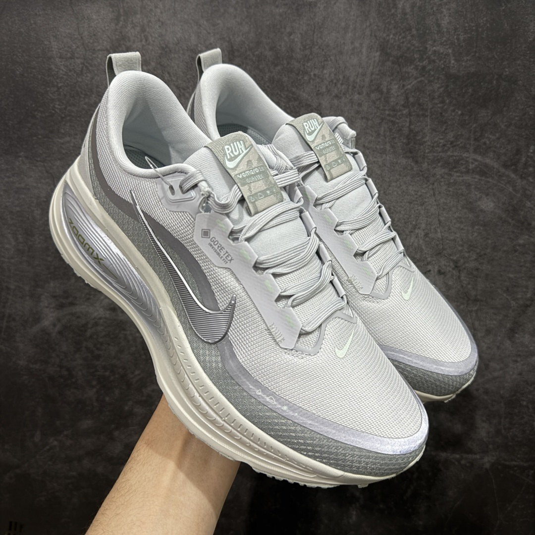 【XE纯原版】Nike Air Zoom Vomero 18 GTX 全新科技运动跑鞋 白色 HQ7001-003 正确防水gtx鞋面材质 目前市场最强品质 原版购入开发 鞋面采用硅胶发泡立体印刷 分体式组合大底 上层超临界ZOOM X泡棉 下层一次ReactX泡棉 区别市场一体底 超高质检清洁度 一切材质配件均与原版一致 原楦原纸板开发 匹配原版98%以上 完美弧度版型 原厂鞋标 立体反光鞋盒标 鞋盒防撞海绵 高端玩家必推版本 高价零售必推版本 欢迎对比市面任意版本‼️ 这双鞋简直是时尚与科技的完美融合。 经典黑色鞋面,质感爆棚,搭配超亮眼的银色大勾子,瞬间成为街头焦点。不仅颜值在线,缓震性能更是一绝 不管是日常出街还是慢跑锻炼,都能给双脚极致舒适体验。 码数超全,36-46 码任你选!别犹豫啦,穿上它,轻松走出潮流范,开启你的时尚运动新旅程! 码段:36-46-选品中心