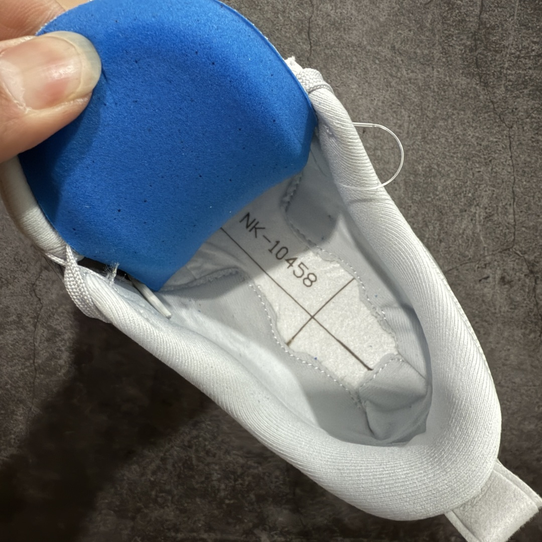 图片[9]-【XE纯原版】Nike Air Zoom Vomero 18 GTX 全新科技运动跑鞋 白色 HQ7001-003    正确防水gtx鞋面材质 目前市场最强品质 原版购入开发 鞋面采用硅胶发泡立体印刷 分体式组合大底 上层超临界ZOOM X泡棉 下层一次ReactX泡棉 区别市场一体底 超高质检清洁度 一切材质配件均与原版一致 原楦原纸板开发 匹配原版98%以上 完美弧度版型 原厂鞋标 立体反光鞋盒标 鞋盒防撞海绵 高端玩家必推版本 高价零售必推版本 欢迎对比市面任意版本‼️ 这双鞋简直是时尚与科技的完美融合。 经典黑色鞋面，质感爆棚，搭配超亮眼的银色大勾子，瞬间成为街头焦点。不仅颜值在线，缓震性能更是一绝 不管是日常出街还是慢跑锻炼，都能给双脚极致舒适体验。  码数超全，36-46 码任你选！别犹豫啦，穿上它，轻松走出潮流范，开启你的时尚运动新旅程！ 码段：36-46-选品中心