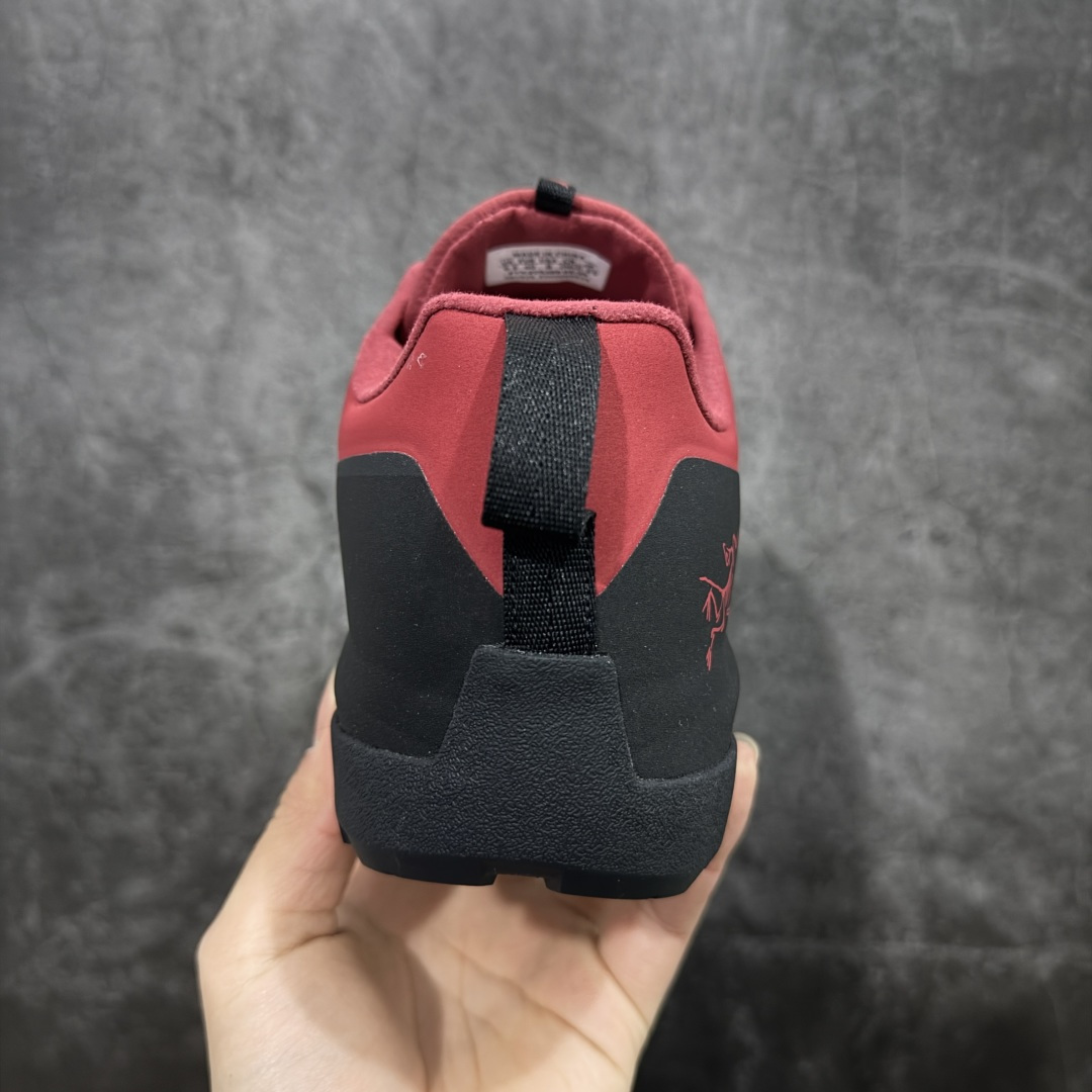 图片[4]-【正确版】Arcteryx始祖鸟 Konseal Shoe 舒适 防滑耐磨透气支撑抓地 登山鞋 正确原盒 全鞋采用头层麂皮 耐磨防滑黄金V底 莞产高品质 区别市场通货 代购指定版本 原数据开发 不掉标 正确高频字体 鸟爪细节完美 区别市场公版货 错误字体货 中底带钢印上脚舒适轻便无负重感 四季百搭 始祖鸟 KONSEAL 轻量户外鞋，这双鞋，不仅仅可以穿着逛街上班，更可以穿着徒步旅游甚至攀岩！说实话，没多少人真的会去攀岩，经我们试穿，这双鞋，日常穿也是非常舒服轻便！搭配日常的衣服完全不违和！结构中底TPU底盘，保护双脚。配置3D模具保护双脚+一体化系带系统，鞋面防撕裂网布、TPU保护膜和牛巴革合成面料，喜欢放心入！这种类型的鞋子咱们家超难得遇到一次，喜欢一定不要错过 尺码：39-45-选品中心