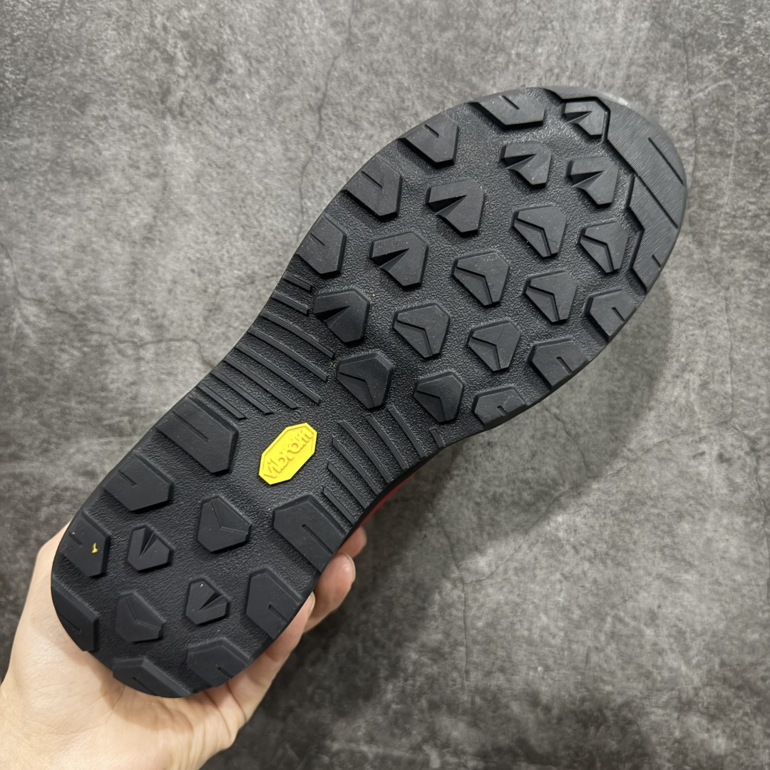 图片[9]-【正确版】Arcteryx始祖鸟 Konseal Shoe 舒适 防滑耐磨透气支撑抓地 登山鞋 正确原盒 全鞋采用头层麂皮 耐磨防滑黄金V底 莞产高品质 区别市场通货 代购指定版本 原数据开发 不掉标 正确高频字体 鸟爪细节完美 区别市场公版货 错误字体货 中底带钢印上脚舒适轻便无负重感 四季百搭 始祖鸟 KONSEAL 轻量户外鞋，这双鞋，不仅仅可以穿着逛街上班，更可以穿着徒步旅游甚至攀岩！说实话，没多少人真的会去攀岩，经我们试穿，这双鞋，日常穿也是非常舒服轻便！搭配日常的衣服完全不违和！结构中底TPU底盘，保护双脚。配置3D模具保护双脚+一体化系带系统，鞋面防撕裂网布、TPU保护膜和牛巴革合成面料，喜欢放心入！这种类型的鞋子咱们家超难得遇到一次，喜欢一定不要错过 尺码：39-45-选品中心