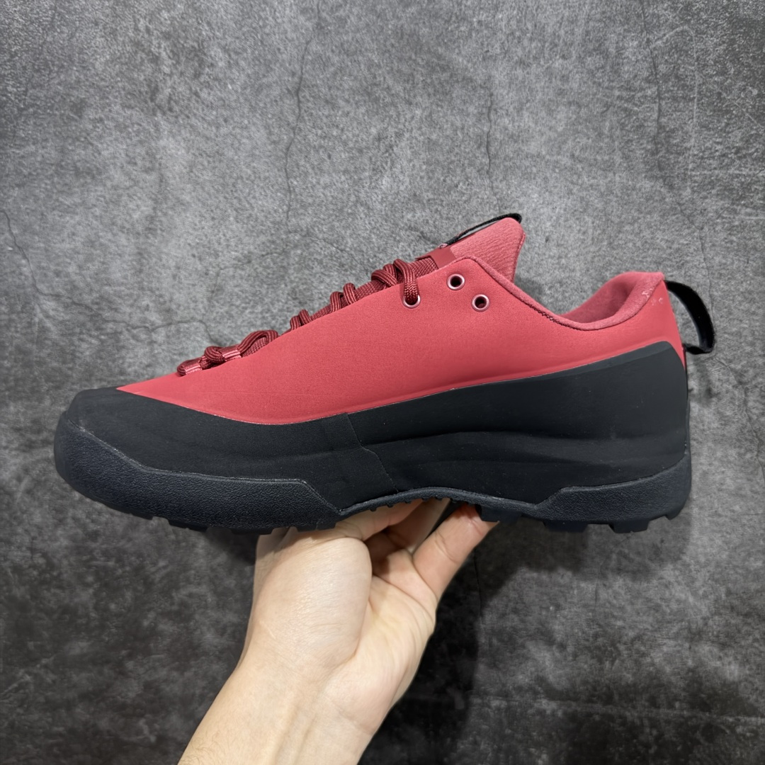 图片[2]-【正确版】Arcteryx始祖鸟 Konseal Shoe 舒适 防滑耐磨透气支撑抓地 登山鞋 正确原盒 全鞋采用头层麂皮 耐磨防滑黄金V底 莞产高品质 区别市场通货 代购指定版本 原数据开发 不掉标 正确高频字体 鸟爪细节完美 区别市场公版货 错误字体货 中底带钢印上脚舒适轻便无负重感 四季百搭 始祖鸟 KONSEAL 轻量户外鞋，这双鞋，不仅仅可以穿着逛街上班，更可以穿着徒步旅游甚至攀岩！说实话，没多少人真的会去攀岩，经我们试穿，这双鞋，日常穿也是非常舒服轻便！搭配日常的衣服完全不违和！结构中底TPU底盘，保护双脚。配置3D模具保护双脚+一体化系带系统，鞋面防撕裂网布、TPU保护膜和牛巴革合成面料，喜欢放心入！这种类型的鞋子咱们家超难得遇到一次，喜欢一定不要错过 尺码：39-45-选品中心