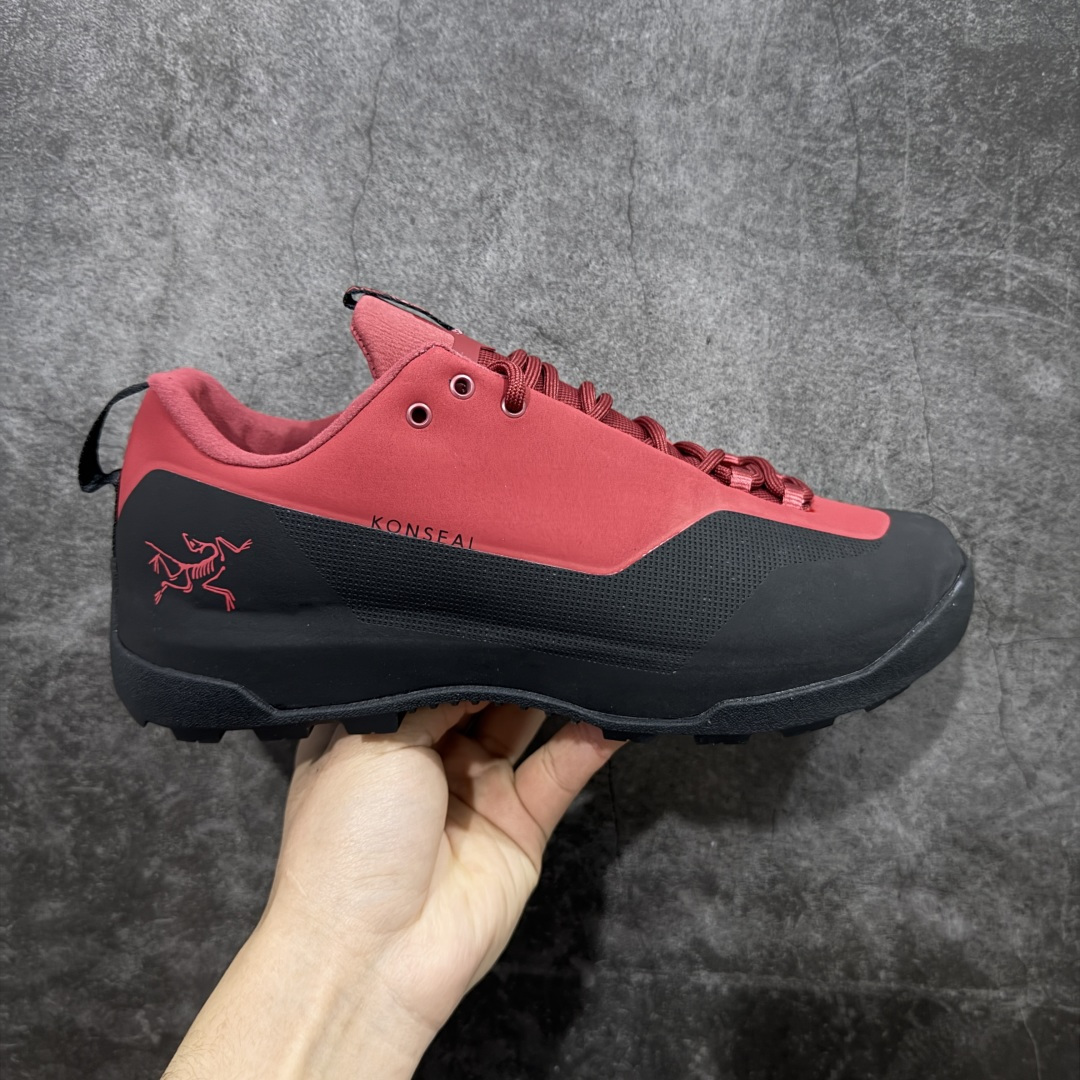 【正确版】Arcteryx始祖鸟 Konseal Shoe 舒适 防滑耐磨透气支撑抓地 登山鞋 正确原盒 全鞋采用头层麂皮 耐磨防滑黄金V底 莞产高品质 区别市场通货 代购指定版本 原数据开发 不掉标 正确高频字体 鸟爪细节完美 区别市场公版货 错误字体货 中底带钢印上脚舒适轻便无负重感 四季百搭 始祖鸟 KONSEAL 轻量户外鞋,这双鞋,不仅仅可以穿着逛街上班,更可以穿着徒步旅游甚至攀岩!说实话,没多少人真的会去攀岩,经我们试穿,这双鞋,日常穿也是非常舒服轻便!搭配日常的衣服完全不违和!结构中底TPU底盘,保护双脚。配置3D模具保护双脚+一体化系带系统,鞋面防撕裂网布、TPU保护膜和牛巴革合成面料,喜欢放心入!这种类型的鞋子咱们家超难得遇到一次,喜欢一定不要错过 尺码:39-45-选品中心