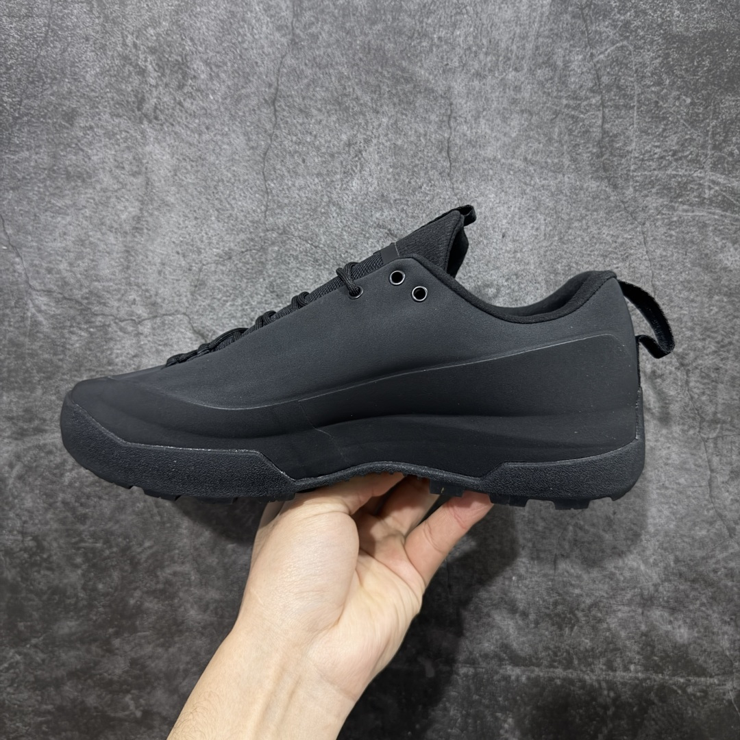 图片[2]-【正确版】Arcteryx始祖鸟 Konseal Shoe 舒适 防滑耐磨透气支撑抓地 登山鞋 正确原盒 全鞋采用头层麂皮 耐磨防滑黄金V底 莞产高品质 区别市场通货 代购指定版本 原数据开发 不掉标 正确高频字体 鸟爪细节完美 区别市场公版货 错误字体货 中底带钢印上脚舒适轻便无负重感 四季百搭 始祖鸟 KONSEAL 轻量户外鞋，这双鞋，不仅仅可以穿着逛街上班，更可以穿着徒步旅游甚至攀岩！说实话，没多少人真的会去攀岩，经我们试穿，这双鞋，日常穿也是非常舒服轻便！搭配日常的衣服完全不违和！结构中底TPU底盘，保护双脚。配置3D模具保护双脚+一体化系带系统，鞋面防撕裂网布、TPU保护膜和牛巴革合成面料，喜欢放心入！这种类型的鞋子咱们家超难得遇到一次，喜欢一定不要错过 尺码：39-45-选品中心