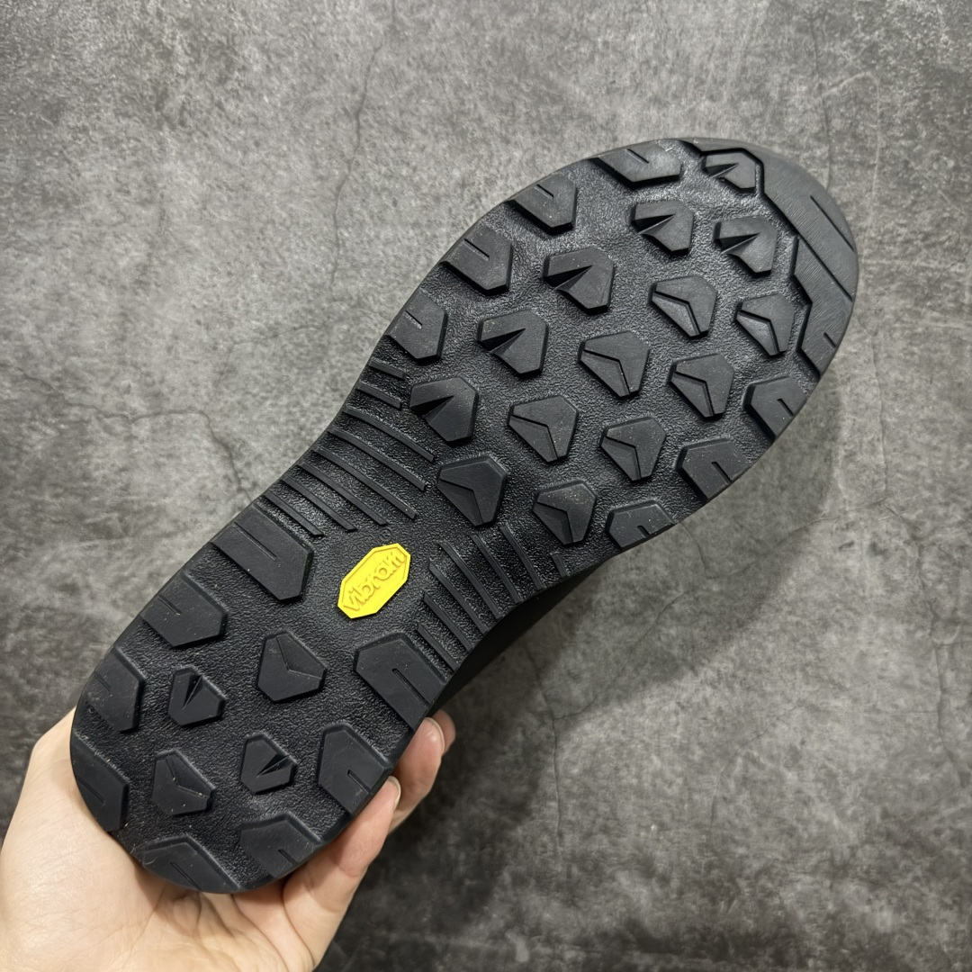 图片[9]-【正确版】Arcteryx始祖鸟 Konseal Shoe 舒适 防滑耐磨透气支撑抓地 登山鞋 正确原盒 全鞋采用头层麂皮 耐磨防滑黄金V底 莞产高品质 区别市场通货 代购指定版本 原数据开发 不掉标 正确高频字体 鸟爪细节完美 区别市场公版货 错误字体货 中底带钢印上脚舒适轻便无负重感 四季百搭 始祖鸟 KONSEAL 轻量户外鞋，这双鞋，不仅仅可以穿着逛街上班，更可以穿着徒步旅游甚至攀岩！说实话，没多少人真的会去攀岩，经我们试穿，这双鞋，日常穿也是非常舒服轻便！搭配日常的衣服完全不违和！结构中底TPU底盘，保护双脚。配置3D模具保护双脚+一体化系带系统，鞋面防撕裂网布、TPU保护膜和牛巴革合成面料，喜欢放心入！这种类型的鞋子咱们家超难得遇到一次，喜欢一定不要错过 尺码：39-45-选品中心