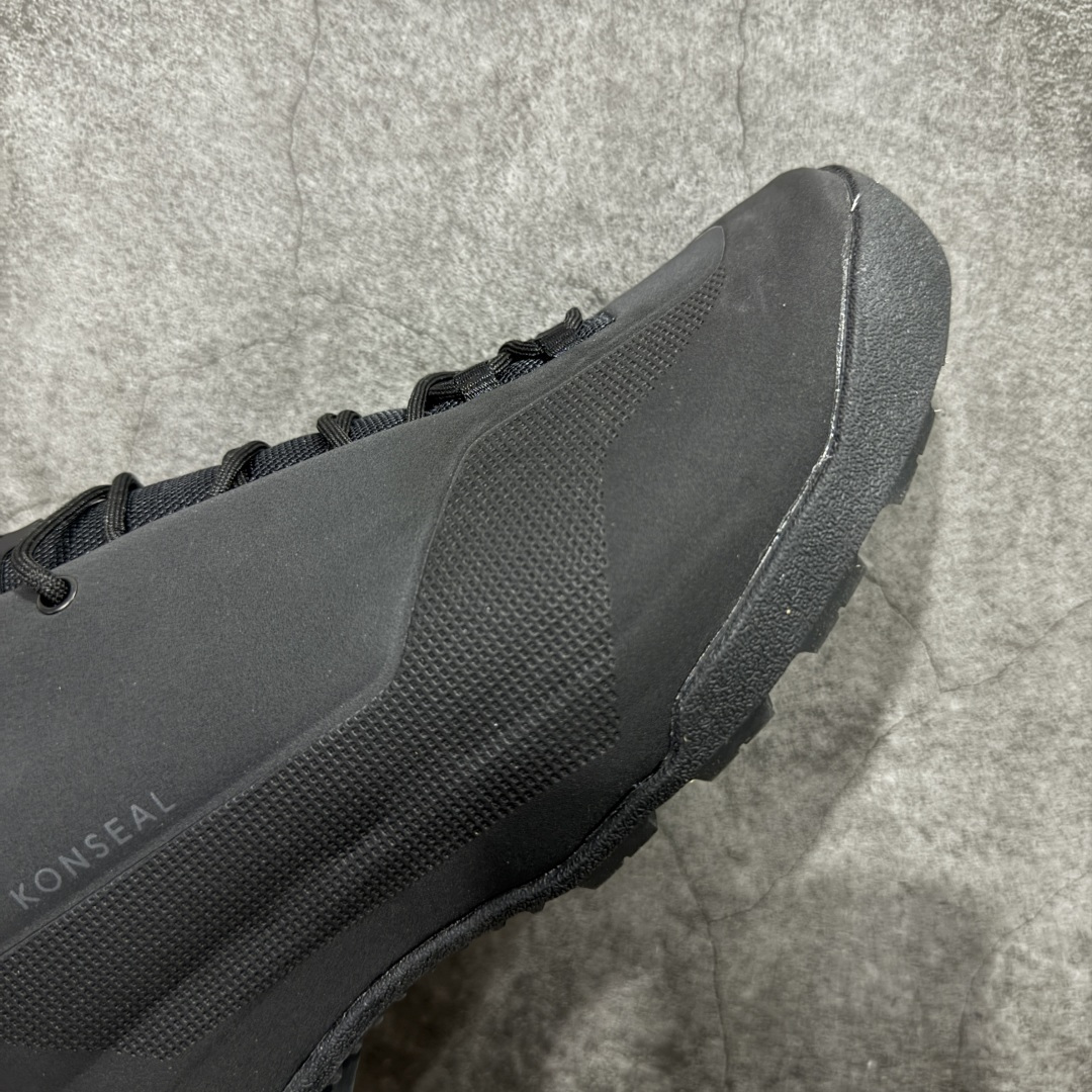 图片[6]-【正确版】Arcteryx始祖鸟 Konseal Shoe 舒适 防滑耐磨透气支撑抓地 登山鞋 正确原盒 全鞋采用头层麂皮 耐磨防滑黄金V底 莞产高品质 区别市场通货 代购指定版本 原数据开发 不掉标 正确高频字体 鸟爪细节完美 区别市场公版货 错误字体货 中底带钢印上脚舒适轻便无负重感 四季百搭 始祖鸟 KONSEAL 轻量户外鞋，这双鞋，不仅仅可以穿着逛街上班，更可以穿着徒步旅游甚至攀岩！说实话，没多少人真的会去攀岩，经我们试穿，这双鞋，日常穿也是非常舒服轻便！搭配日常的衣服完全不违和！结构中底TPU底盘，保护双脚。配置3D模具保护双脚+一体化系带系统，鞋面防撕裂网布、TPU保护膜和牛巴革合成面料，喜欢放心入！这种类型的鞋子咱们家超难得遇到一次，喜欢一定不要错过 尺码：39-45-选品中心