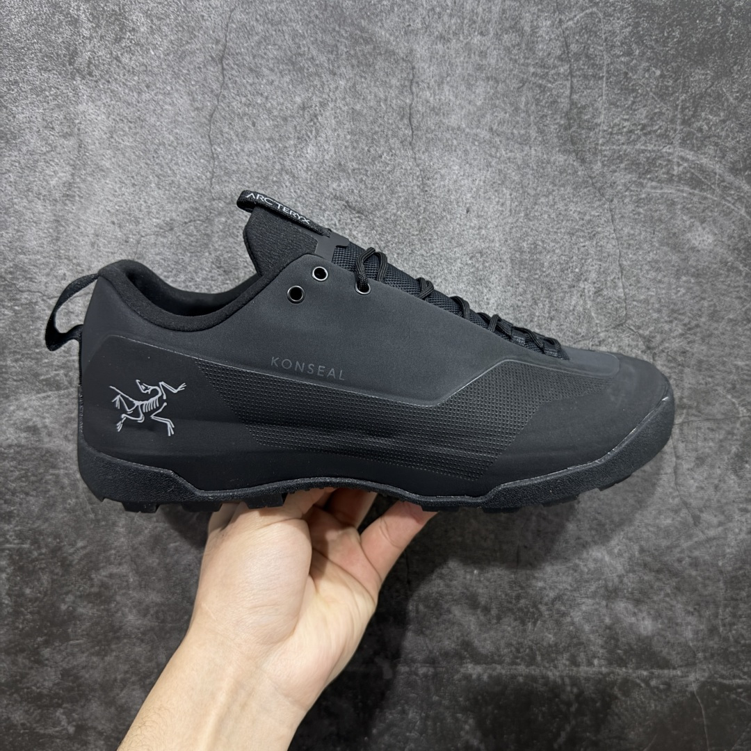 【正确版】Arcteryx始祖鸟 Konseal Shoe 舒适 防滑耐磨透气支撑抓地 登山鞋 正确原盒 全鞋采用头层麂皮 耐磨防滑黄金V底 莞产高品质 区别市场通货 代购指定版本 原数据开发 不掉标 正确高频字体 鸟爪细节完美 区别市场公版货 错误字体货 中底带钢印上脚舒适轻便无负重感 四季百搭 始祖鸟 KONSEAL 轻量户外鞋,这双鞋,不仅仅可以穿着逛街上班,更可以穿着徒步旅游甚至攀岩!说实话,没多少人真的会去攀岩,经我们试穿,这双鞋,日常穿也是非常舒服轻便!搭配日常的衣服完全不违和!结构中底TPU底盘,保护双脚。配置3D模具保护双脚+一体化系带系统,鞋面防撕裂网布、TPU保护膜和牛巴革合成面料,喜欢放心入!这种类型的鞋子咱们家超难得遇到一次,喜欢一定不要错过 尺码:39-45-选品中心