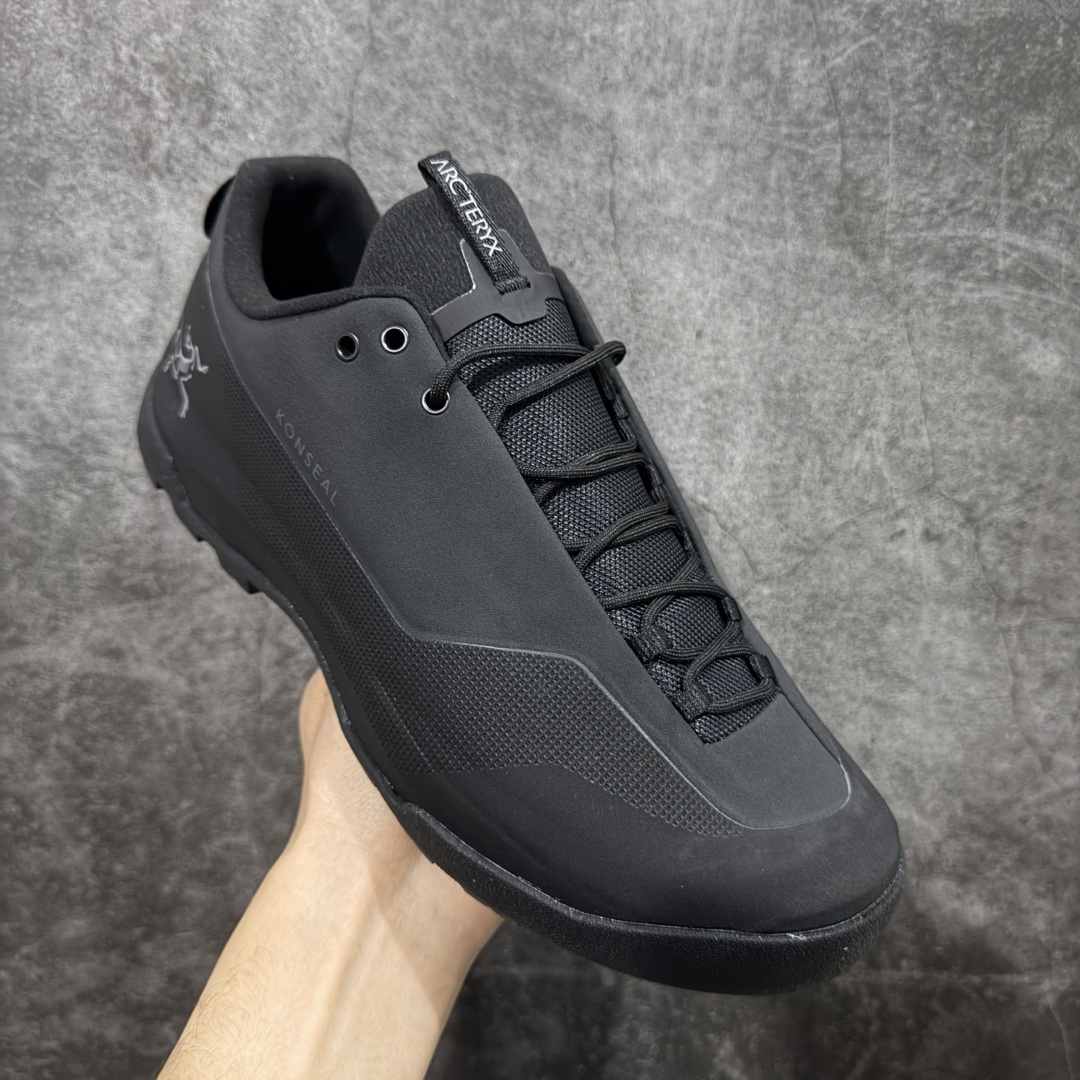 图片[3]-【正确版】Arcteryx始祖鸟 Konseal Shoe 舒适 防滑耐磨透气支撑抓地 登山鞋 正确原盒 全鞋采用头层麂皮 耐磨防滑黄金V底 莞产高品质 区别市场通货 代购指定版本 原数据开发 不掉标 正确高频字体 鸟爪细节完美 区别市场公版货 错误字体货 中底带钢印上脚舒适轻便无负重感 四季百搭 始祖鸟 KONSEAL 轻量户外鞋，这双鞋，不仅仅可以穿着逛街上班，更可以穿着徒步旅游甚至攀岩！说实话，没多少人真的会去攀岩，经我们试穿，这双鞋，日常穿也是非常舒服轻便！搭配日常的衣服完全不违和！结构中底TPU底盘，保护双脚。配置3D模具保护双脚+一体化系带系统，鞋面防撕裂网布、TPU保护膜和牛巴革合成面料，喜欢放心入！这种类型的鞋子咱们家超难得遇到一次，喜欢一定不要错过 尺码：39-45-选品中心
