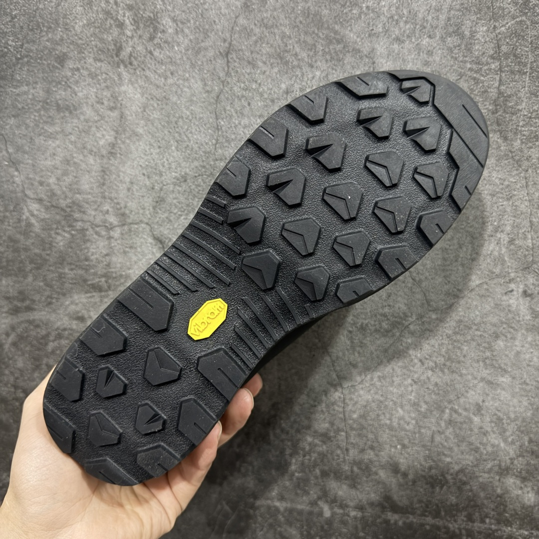 图片[9]-【正确版】Arcteryx始祖鸟 Konseal Shoe 舒适 防滑耐磨透气支撑抓地 登山鞋 正确原盒 全鞋采用头层麂皮 耐磨防滑黄金V底 莞产高品质 区别市场通货 代购指定版本 原数据开发 不掉标 正确高频字体 鸟爪细节完美 区别市场公版货 错误字体货 中底带钢印上脚舒适轻便无负重感 四季百搭 始祖鸟 KONSEAL 轻量户外鞋，这双鞋，不仅仅可以穿着逛街上班，更可以穿着徒步旅游甚至攀岩！说实话，没多少人真的会去攀岩，经我们试穿，这双鞋，日常穿也是非常舒服轻便！搭配日常的衣服完全不违和！结构中底TPU底盘，保护双脚。配置3D模具保护双脚+一体化系带系统，鞋面防撕裂网布、TPU保护膜和牛巴革合成面料，喜欢放心入！这种类型的鞋子咱们家超难得遇到一次，喜欢一定不要错过 尺码：39-45-选品中心