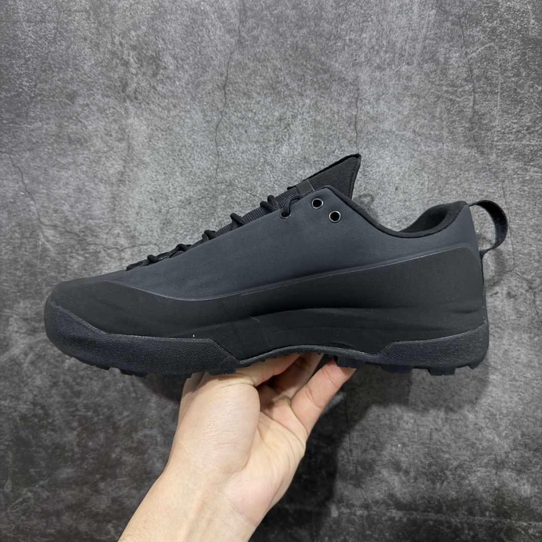 图片[2]-【正确版】Arcteryx始祖鸟 Konseal Shoe 舒适 防滑耐磨透气支撑抓地 登山鞋 正确原盒 全鞋采用头层麂皮 耐磨防滑黄金V底 莞产高品质 区别市场通货 代购指定版本 原数据开发 不掉标 正确高频字体 鸟爪细节完美 区别市场公版货 错误字体货 中底带钢印上脚舒适轻便无负重感 四季百搭 始祖鸟 KONSEAL 轻量户外鞋，这双鞋，不仅仅可以穿着逛街上班，更可以穿着徒步旅游甚至攀岩！说实话，没多少人真的会去攀岩，经我们试穿，这双鞋，日常穿也是非常舒服轻便！搭配日常的衣服完全不违和！结构中底TPU底盘，保护双脚。配置3D模具保护双脚+一体化系带系统，鞋面防撕裂网布、TPU保护膜和牛巴革合成面料，喜欢放心入！这种类型的鞋子咱们家超难得遇到一次，喜欢一定不要错过 尺码：39-45-选品中心