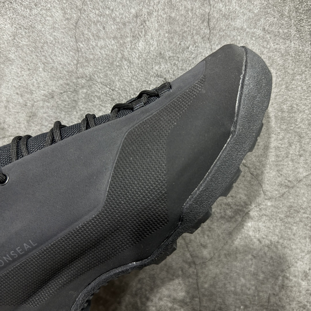 图片[6]-【正确版】Arcteryx始祖鸟 Konseal Shoe 舒适 防滑耐磨透气支撑抓地 登山鞋 正确原盒 全鞋采用头层麂皮 耐磨防滑黄金V底 莞产高品质 区别市场通货 代购指定版本 原数据开发 不掉标 正确高频字体 鸟爪细节完美 区别市场公版货 错误字体货 中底带钢印上脚舒适轻便无负重感 四季百搭 始祖鸟 KONSEAL 轻量户外鞋，这双鞋，不仅仅可以穿着逛街上班，更可以穿着徒步旅游甚至攀岩！说实话，没多少人真的会去攀岩，经我们试穿，这双鞋，日常穿也是非常舒服轻便！搭配日常的衣服完全不违和！结构中底TPU底盘，保护双脚。配置3D模具保护双脚+一体化系带系统，鞋面防撕裂网布、TPU保护膜和牛巴革合成面料，喜欢放心入！这种类型的鞋子咱们家超难得遇到一次，喜欢一定不要错过 尺码：39-45-选品中心