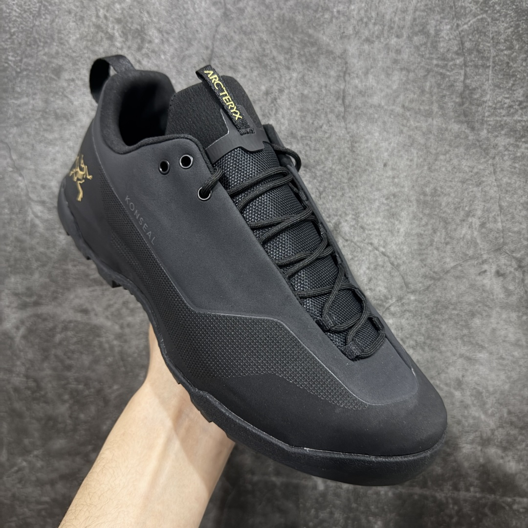 图片[3]-【正确版】Arcteryx始祖鸟 Konseal Shoe 舒适 防滑耐磨透气支撑抓地 登山鞋 正确原盒 全鞋采用头层麂皮 耐磨防滑黄金V底 莞产高品质 区别市场通货 代购指定版本 原数据开发 不掉标 正确高频字体 鸟爪细节完美 区别市场公版货 错误字体货 中底带钢印上脚舒适轻便无负重感 四季百搭 始祖鸟 KONSEAL 轻量户外鞋，这双鞋，不仅仅可以穿着逛街上班，更可以穿着徒步旅游甚至攀岩！说实话，没多少人真的会去攀岩，经我们试穿，这双鞋，日常穿也是非常舒服轻便！搭配日常的衣服完全不违和！结构中底TPU底盘，保护双脚。配置3D模具保护双脚+一体化系带系统，鞋面防撕裂网布、TPU保护膜和牛巴革合成面料，喜欢放心入！这种类型的鞋子咱们家超难得遇到一次，喜欢一定不要错过 尺码：39-45-选品中心