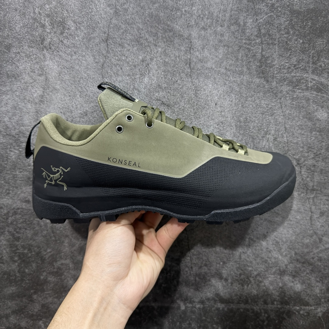 【正确版】Arcteryx始祖鸟 Konseal Shoe 舒适 防滑耐磨透气支撑抓地 登山鞋 正确原盒 全鞋采用头层麂皮 耐磨防滑黄金V底 莞产高品质 区别市场通货 代购指定版本 原数据开发 不掉标 正确高频字体 鸟爪细节完美 区别市场公版货 错误字体货 中底带钢印上脚舒适轻便无负重感 四季百搭 始祖鸟 KONSEAL 轻量户外鞋,这双鞋,不仅仅可以穿着逛街上班,更可以穿着徒步旅游甚至攀岩!说实话,没多少人真的会去攀岩,经我们试穿,这双鞋,日常穿也是非常舒服轻便!搭配日常的衣服完全不违和!结构中底TPU底盘,保护双脚。配置3D模具保护双脚+一体化系带系统,鞋面防撕裂网布、TPU保护膜和牛巴革合成面料,喜欢放心入!这种类型的鞋子咱们家超难得遇到一次,喜欢一定不要错过 尺码:39-45-选品中心