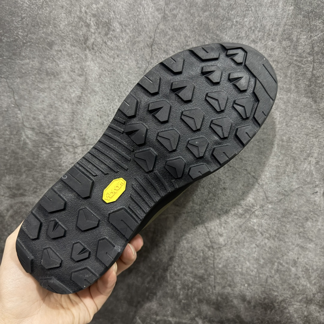 图片[9]-【正确版】Arcteryx始祖鸟 Konseal Shoe 舒适 防滑耐磨透气支撑抓地 登山鞋 正确原盒 全鞋采用头层麂皮 耐磨防滑黄金V底 莞产高品质 区别市场通货 代购指定版本 原数据开发 不掉标 正确高频字体 鸟爪细节完美 区别市场公版货 错误字体货 中底带钢印上脚舒适轻便无负重感 四季百搭 始祖鸟 KONSEAL 轻量户外鞋，这双鞋，不仅仅可以穿着逛街上班，更可以穿着徒步旅游甚至攀岩！说实话，没多少人真的会去攀岩，经我们试穿，这双鞋，日常穿也是非常舒服轻便！搭配日常的衣服完全不违和！结构中底TPU底盘，保护双脚。配置3D模具保护双脚+一体化系带系统，鞋面防撕裂网布、TPU保护膜和牛巴革合成面料，喜欢放心入！这种类型的鞋子咱们家超难得遇到一次，喜欢一定不要错过 尺码：39-45-选品中心