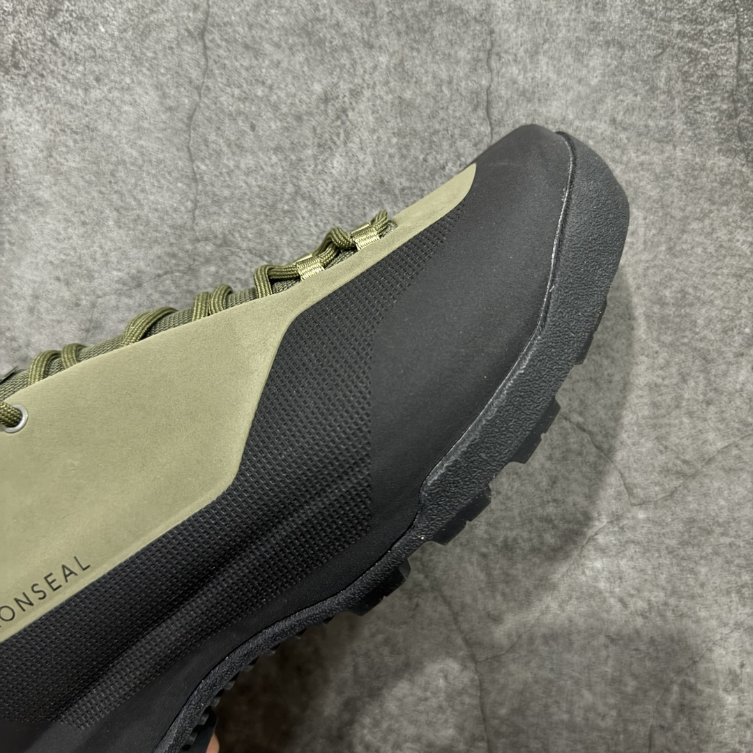 图片[6]-【正确版】Arcteryx始祖鸟 Konseal Shoe 舒适 防滑耐磨透气支撑抓地 登山鞋 正确原盒 全鞋采用头层麂皮 耐磨防滑黄金V底 莞产高品质 区别市场通货 代购指定版本 原数据开发 不掉标 正确高频字体 鸟爪细节完美 区别市场公版货 错误字体货 中底带钢印上脚舒适轻便无负重感 四季百搭 始祖鸟 KONSEAL 轻量户外鞋，这双鞋，不仅仅可以穿着逛街上班，更可以穿着徒步旅游甚至攀岩！说实话，没多少人真的会去攀岩，经我们试穿，这双鞋，日常穿也是非常舒服轻便！搭配日常的衣服完全不违和！结构中底TPU底盘，保护双脚。配置3D模具保护双脚+一体化系带系统，鞋面防撕裂网布、TPU保护膜和牛巴革合成面料，喜欢放心入！这种类型的鞋子咱们家超难得遇到一次，喜欢一定不要错过 尺码：39-45-选品中心