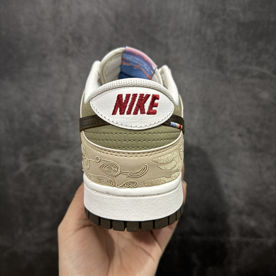 图片[4]-【CS升级版本】Nike SB Dunk Low“ 马年限定”周年高端定制 低帮休闲板鞋 大厂纯原品质 细节材料全新升级 质感更好 材料更加接近原版 超高清洁度 皮料切割干净无任何毛边 细节完美 货号：IQ1118-220 尺码： 36 36.5 37.5 38 38.5 39 40 40.5 41 42 42.5 43 44 44.5 45 46-选品中心