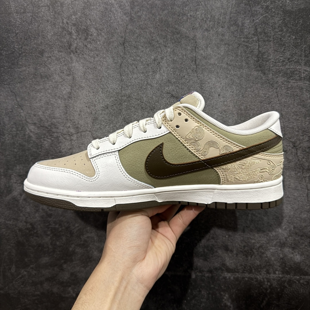 图片[2]-【CS升级版本】Nike SB Dunk Low“ 马年限定”周年高端定制 低帮休闲板鞋 大厂纯原品质 细节材料全新升级 质感更好 材料更加接近原版 超高清洁度 皮料切割干净无任何毛边 细节完美 货号：IQ1118-220 尺码： 36 36.5 37.5 38 38.5 39 40 40.5 41 42 42.5 43 44 44.5 45 46-选品中心