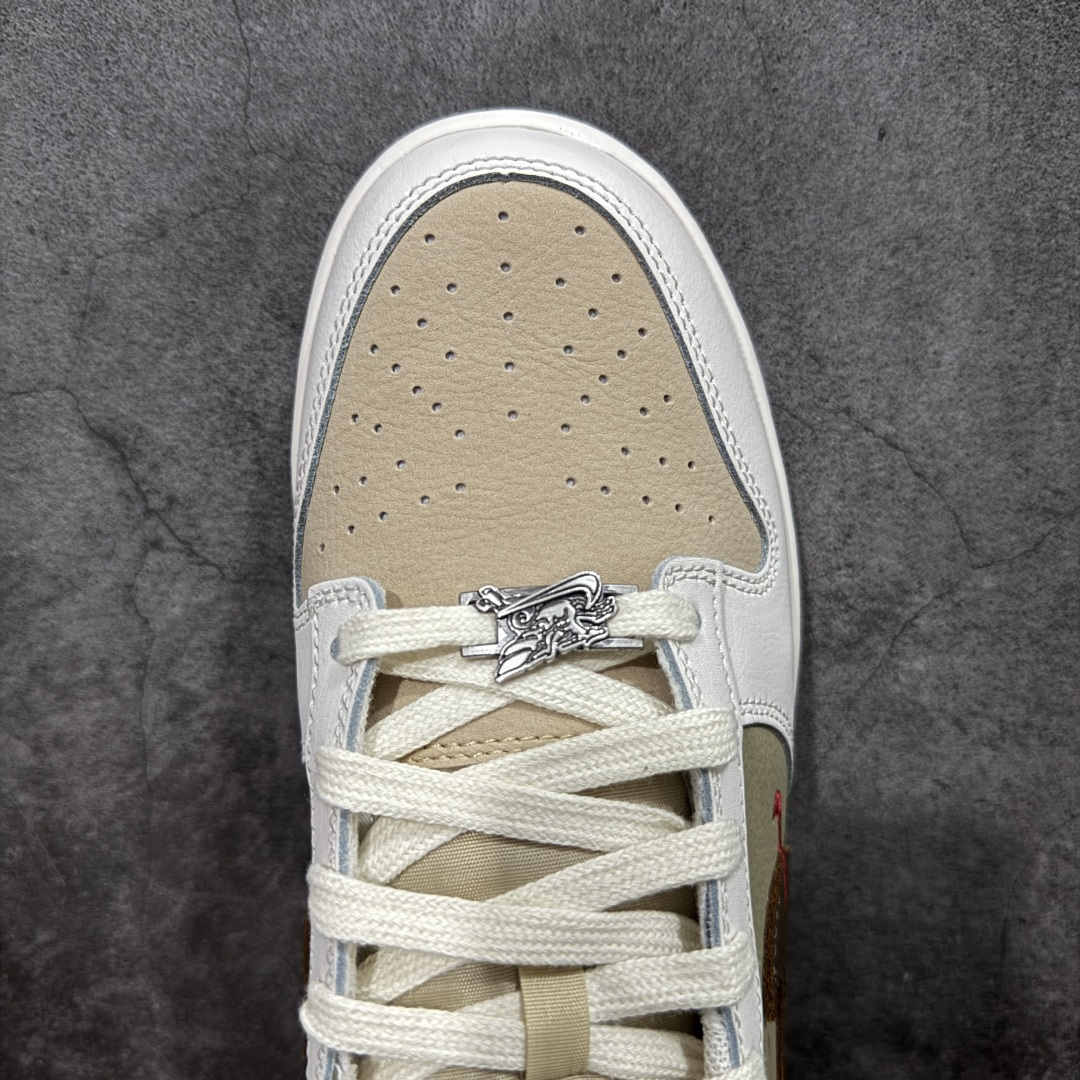 图片[5]-【CS升级版本】Nike SB Dunk Low“ 马年限定”周年高端定制 低帮休闲板鞋 大厂纯原品质 细节材料全新升级 质感更好 材料更加接近原版 超高清洁度 皮料切割干净无任何毛边 细节完美 货号：IQ1118-220 尺码： 36 36.5 37.5 38 38.5 39 40 40.5 41 42 42.5 43 44 44.5 45 46-选品中心