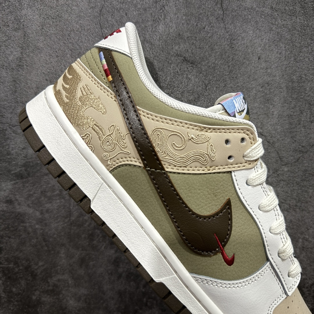 图片[7]-【CS升级版本】Nike SB Dunk Low“ 马年限定”周年高端定制 低帮休闲板鞋 大厂纯原品质 细节材料全新升级 质感更好 材料更加接近原版 超高清洁度 皮料切割干净无任何毛边 细节完美 货号：IQ1118-220 尺码： 36 36.5 37.5 38 38.5 39 40 40.5 41 42 42.5 43 44 44.5 45 46-选品中心