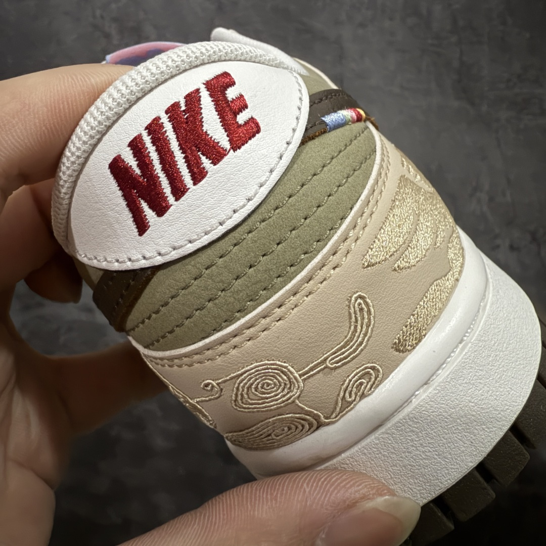 图片[2]-【CS升级版本】Nike SB Dunk Low“ 马年限定”周年高端定制 低帮休闲板鞋 大厂纯原品质 细节材料全新升级 质感更好 材料更加接近原版 超高清洁度 皮料切割干净无任何毛边 细节完美 货号：IQ1118-220 尺码： 36 36.5 37.5 38 38.5 39 40 40.5 41 42 42.5 43 44 44.5 45 46-选品中心