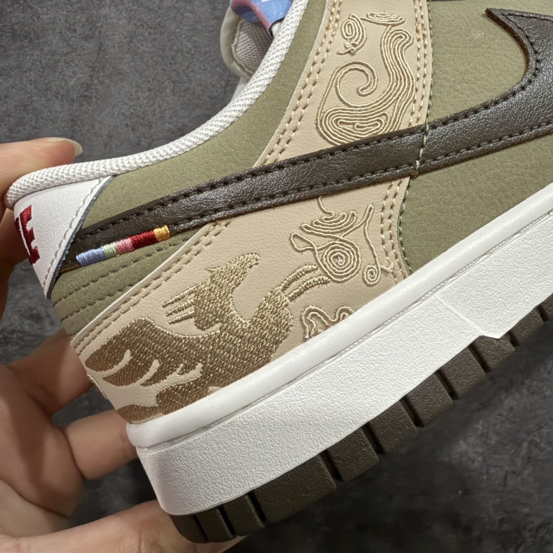 图片[3]-【CS升级版本】Nike SB Dunk Low“ 马年限定”周年高端定制 低帮休闲板鞋 大厂纯原品质 细节材料全新升级 质感更好 材料更加接近原版 超高清洁度 皮料切割干净无任何毛边 细节完美 货号：IQ1118-220 尺码： 36 36.5 37.5 38 38.5 39 40 40.5 41 42 42.5 43 44 44.5 45 46-选品中心