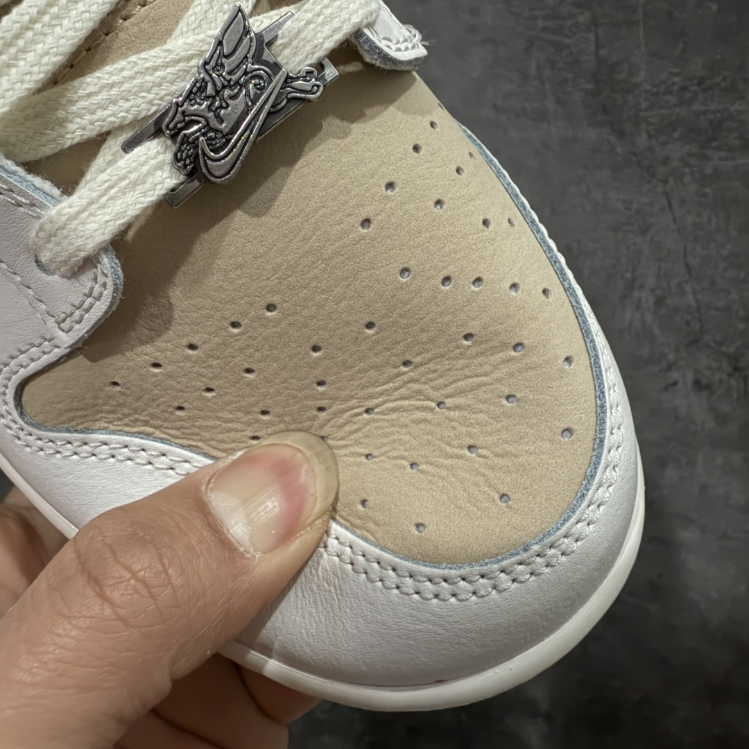 图片[5]-【CS升级版本】Nike SB Dunk Low“ 马年限定”周年高端定制 低帮休闲板鞋 大厂纯原品质 细节材料全新升级 质感更好 材料更加接近原版 超高清洁度 皮料切割干净无任何毛边 细节完美 货号：IQ1118-220 尺码： 36 36.5 37.5 38 38.5 39 40 40.5 41 42 42.5 43 44 44.5 45 46-选品中心