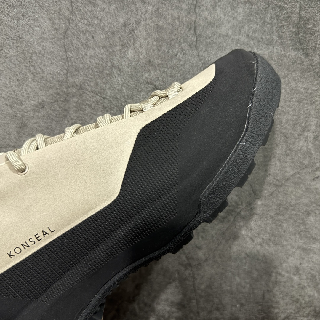 图片[6]-【正确版】Arcteryx始祖鸟 Konseal Shoe 舒适 防滑耐磨透气支撑抓地 登山鞋 正确原盒 全鞋采用头层麂皮 耐磨防滑黄金V底 莞产高品质 区别市场通货 代购指定版本 原数据开发 不掉标 正确高频字体 鸟爪细节完美 区别市场公版货 错误字体货 中底带钢印上脚舒适轻便无负重感 四季百搭 始祖鸟 KONSEAL 轻量户外鞋，这双鞋，不仅仅可以穿着逛街上班，更可以穿着徒步旅游甚至攀岩！说实话，没多少人真的会去攀岩，经我们试穿，这双鞋，日常穿也是非常舒服轻便！搭配日常的衣服完全不违和！结构中底TPU底盘，保护双脚。配置3D模具保护双脚+一体化系带系统，鞋面防撕裂网布、TPU保护膜和牛巴革合成面料，喜欢放心入！这种类型的鞋子咱们家超难得遇到一次，喜欢一定不要错过 尺码：39-45-选品中心