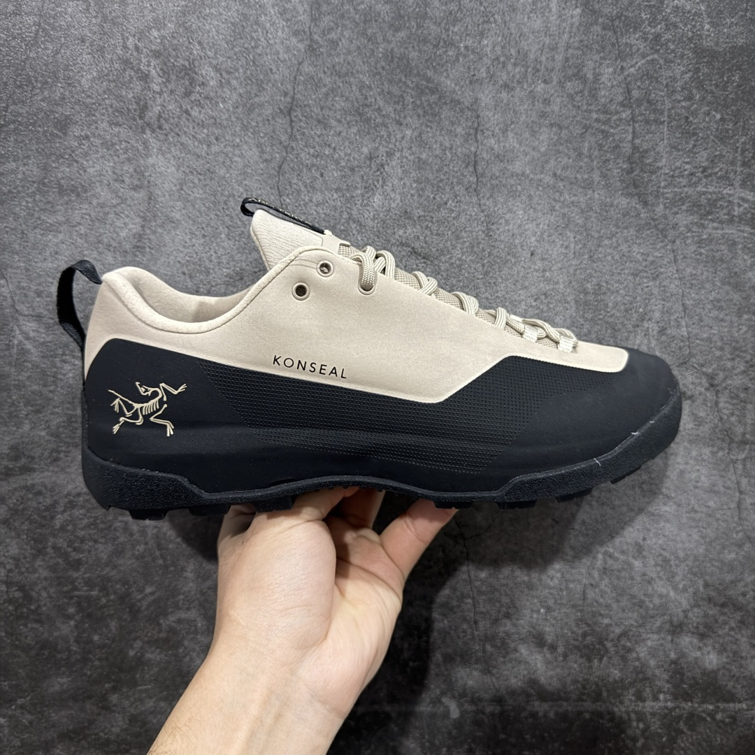 【正确版】Arcteryx始祖鸟 Konseal Shoe 舒适 防滑耐磨透气支撑抓地 登山鞋 正确原盒 全鞋采用头层麂皮 耐磨防滑黄金V底 莞产高品质 区别市场通货 代购指定版本 原数据开发 不掉标 正确高频字体 鸟爪细节完美 区别市场公版货 错误字体货 中底带钢印上脚舒适轻便无负重感 四季百搭 始祖鸟 KONSEAL 轻量户外鞋,这双鞋,不仅仅可以穿着逛街上班,更可以穿着徒步旅游甚至攀岩!说实话,没多少人真的会去攀岩,经我们试穿,这双鞋,日常穿也是非常舒服轻便!搭配日常的衣服完全不违和!结构中底TPU底盘,保护双脚。配置3D模具保护双脚+一体化系带系统,鞋面防撕裂网布、TPU保护膜和牛巴革合成面料,喜欢放心入!这种类型的鞋子咱们家超难得遇到一次,喜欢一定不要错过 尺码:39-45-选品中心