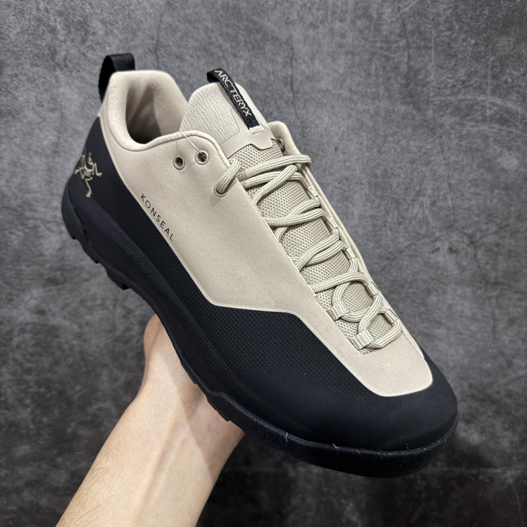 图片[3]-【正确版】Arcteryx始祖鸟 Konseal Shoe 舒适 防滑耐磨透气支撑抓地 登山鞋 正确原盒 全鞋采用头层麂皮 耐磨防滑黄金V底 莞产高品质 区别市场通货 代购指定版本 原数据开发 不掉标 正确高频字体 鸟爪细节完美 区别市场公版货 错误字体货 中底带钢印上脚舒适轻便无负重感 四季百搭 始祖鸟 KONSEAL 轻量户外鞋，这双鞋，不仅仅可以穿着逛街上班，更可以穿着徒步旅游甚至攀岩！说实话，没多少人真的会去攀岩，经我们试穿，这双鞋，日常穿也是非常舒服轻便！搭配日常的衣服完全不违和！结构中底TPU底盘，保护双脚。配置3D模具保护双脚+一体化系带系统，鞋面防撕裂网布、TPU保护膜和牛巴革合成面料，喜欢放心入！这种类型的鞋子咱们家超难得遇到一次，喜欢一定不要错过 尺码：39-45-选品中心
