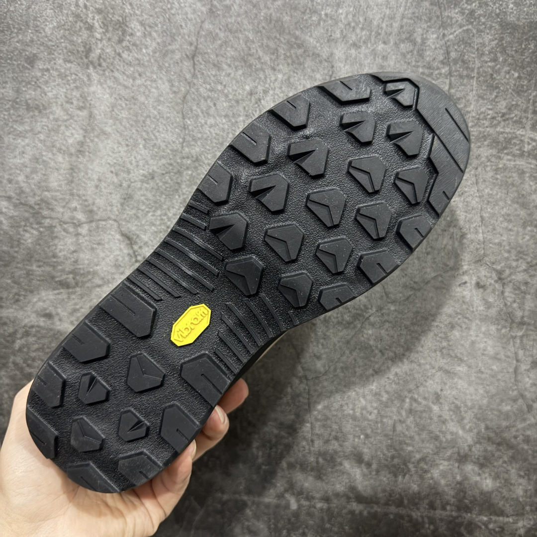 图片[9]-【正确版】Arcteryx始祖鸟 Konseal Shoe 舒适 防滑耐磨透气支撑抓地 登山鞋 正确原盒 全鞋采用头层麂皮 耐磨防滑黄金V底 莞产高品质 区别市场通货 代购指定版本 原数据开发 不掉标 正确高频字体 鸟爪细节完美 区别市场公版货 错误字体货 中底带钢印上脚舒适轻便无负重感 四季百搭 始祖鸟 KONSEAL 轻量户外鞋，这双鞋，不仅仅可以穿着逛街上班，更可以穿着徒步旅游甚至攀岩！说实话，没多少人真的会去攀岩，经我们试穿，这双鞋，日常穿也是非常舒服轻便！搭配日常的衣服完全不违和！结构中底TPU底盘，保护双脚。配置3D模具保护双脚+一体化系带系统，鞋面防撕裂网布、TPU保护膜和牛巴革合成面料，喜欢放心入！这种类型的鞋子咱们家超难得遇到一次，喜欢一定不要错过 尺码：39-45-选品中心