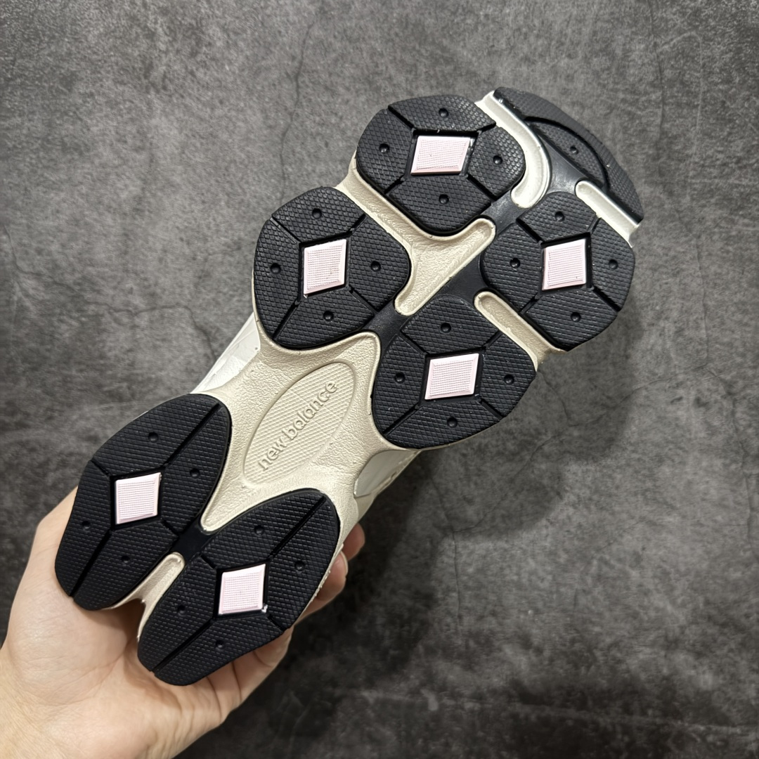 图片[9]-【纯原版】 New Balance NB9060 联名款 复古休闲运动慢跑鞋 灰粉色 U9060AJD 全套原楦原纸板原厂数据开发 进口三明治网面 原装进口翻毛皮料正确绒感卡色 正确中底拉帮中底网布细节 原厂标裁 带紫光防伪 定制后跟透明水晶模块 冲裁组合 大底贴合程度胶水上色把控完美 整洁度挑战全网艺术家 多道序QC把关品质完善 匠心打造 耗时两个月开发完成 工艺极其复杂难度可想而知 新开独立私模大底 全网唯一正确六层组合大底 高端零售专供产物 尺码：36 37 37.5 38 38.5 39 40 40.5 41 42 42.5 43 44 45 46.5-选品中心