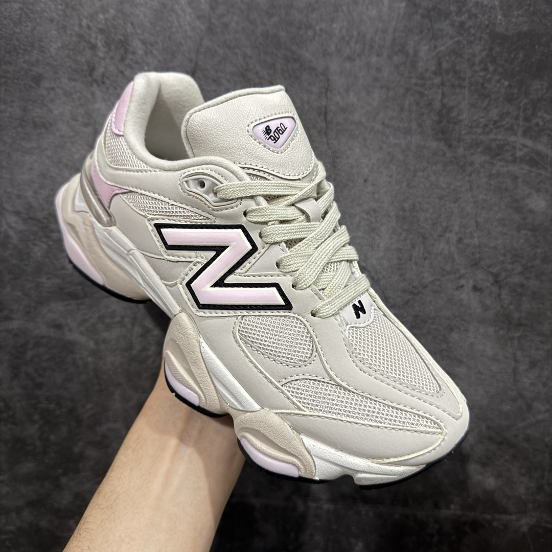 图片[3]-【纯原版】 New Balance NB9060 联名款 复古休闲运动慢跑鞋 灰粉色 U9060AJD 全套原楦原纸板原厂数据开发 进口三明治网面 原装进口翻毛皮料正确绒感卡色 正确中底拉帮中底网布细节 原厂标裁 带紫光防伪 定制后跟透明水晶模块 冲裁组合 大底贴合程度胶水上色把控完美 整洁度挑战全网艺术家 多道序QC把关品质完善 匠心打造 耗时两个月开发完成 工艺极其复杂难度可想而知 新开独立私模大底 全网唯一正确六层组合大底 高端零售专供产物 尺码：36 37 37.5 38 38.5 39 40 40.5 41 42 42.5 43 44 45 46.5-选品中心