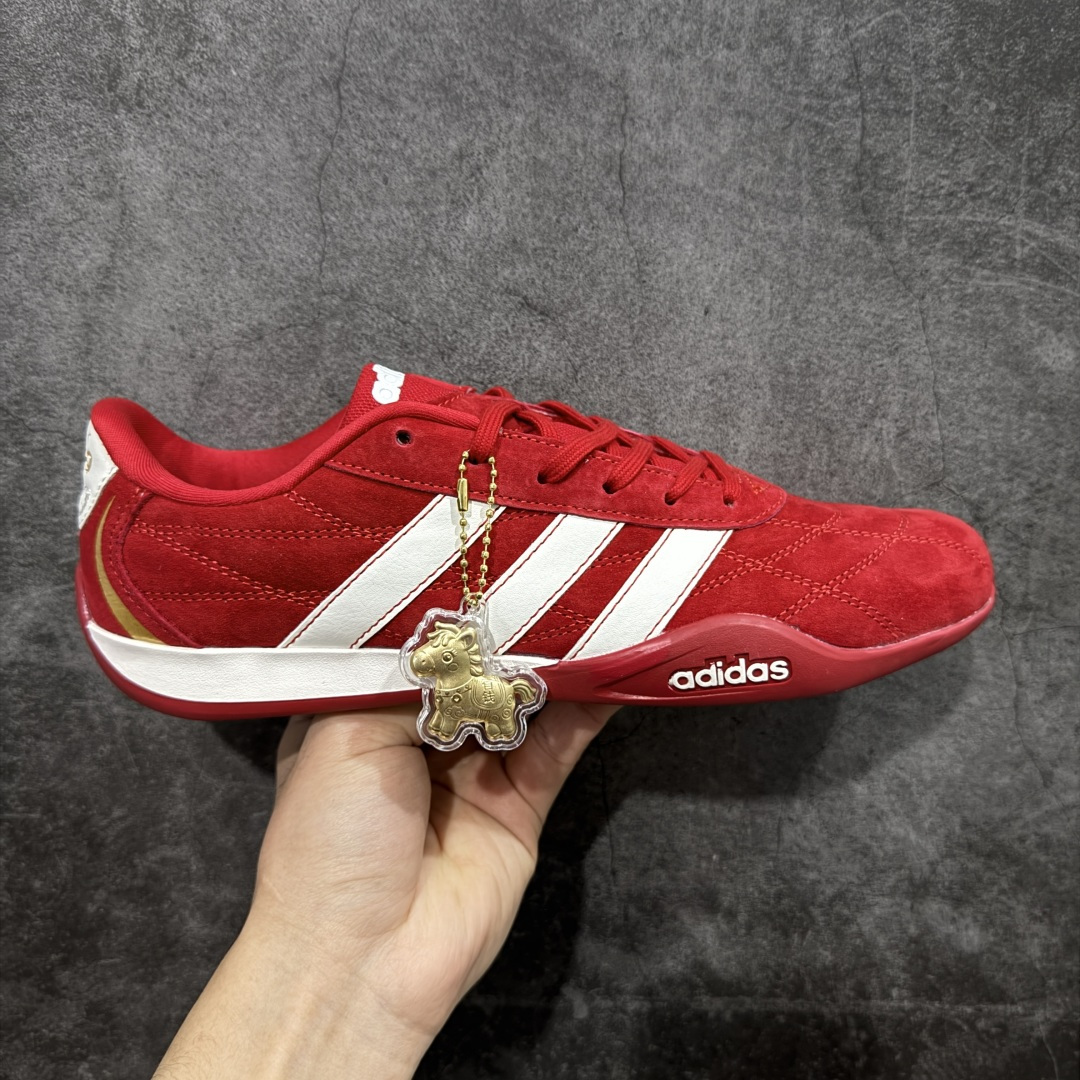 【纯原版】阿迪达斯Adidas Adiracer 2026 马年限定白红 三叶草复古防滑耐磨低帮运动鞋 亮眼三色条纹元素缀以舒适鞋面 赋予了独特的个性美学 货号: JS1480 尺码: 36 36.5 37.5 38 38.5 39 40 40.5 41 42 42.5 43 44 44.5 45-选品中心