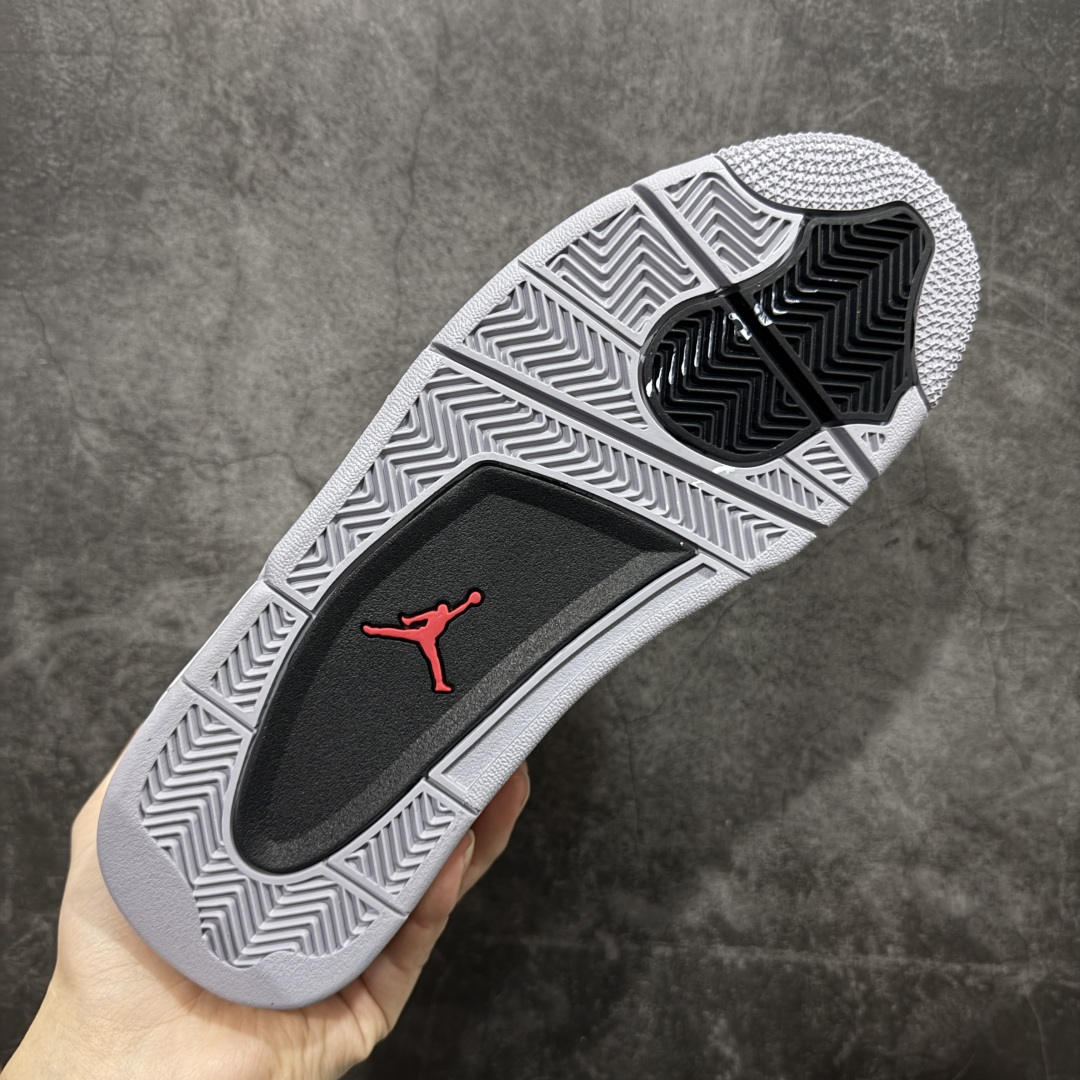 图片[9]-【TK至尊版】Air Jordan 4 Retro AJ4 2026复刻公牛红黑 FQ8138-600 目前市面所有大厂中 品质材料细节最好的一个版本 原汁原味完美呈现四代版型 一比一鞋头弧度高度趴度鞋身弧度 原厂麂皮绒皮料材质 数据细节工艺流程均保持公司一致 细节品控鞋型随意秒杀市面版本 原厂TPU网格鞋带扣 正确内里网布 菱角分明不变形无多余毛边 柔软性质感一致于原鞋 原厂织唛标 原厂飞人电绣工艺 独家绑鞋带手法 印刷中底布 四线拉帮 米色美纹纸贴合固定 进口港宝加持 后跟自然饱满 全鞋荧光划线卡点 追求极致完美 每一双都是工艺品 多重QC质检 超越公司货的品控标准 实实在在的免检产品 尺码：40 40.5 41 42 42.5 43 44 44.5 45 46 47.5-选品中心