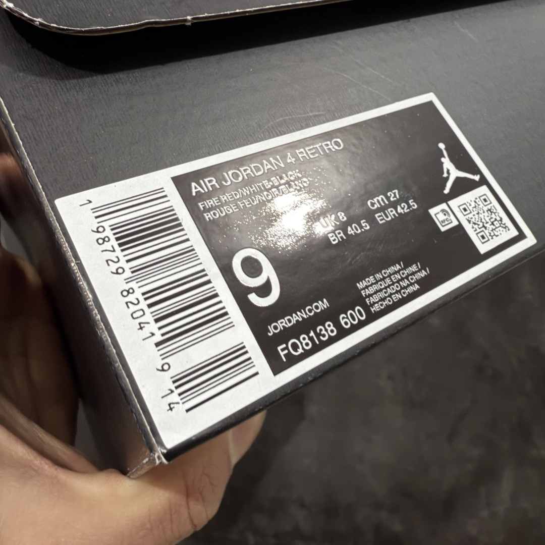 图片[10]-【TK至尊版】Air Jordan 4 Retro AJ4 2026复刻公牛红黑 FQ8138-600 目前市面所有大厂中 品质材料细节最好的一个版本 原汁原味完美呈现四代版型 一比一鞋头弧度高度趴度鞋身弧度 原厂麂皮绒皮料材质 数据细节工艺流程均保持公司一致 细节品控鞋型随意秒杀市面版本 原厂TPU网格鞋带扣 正确内里网布 菱角分明不变形无多余毛边 柔软性质感一致于原鞋 原厂织唛标 原厂飞人电绣工艺 独家绑鞋带手法 印刷中底布 四线拉帮 米色美纹纸贴合固定 进口港宝加持 后跟自然饱满 全鞋荧光划线卡点 追求极致完美 每一双都是工艺品 多重QC质检 超越公司货的品控标准 实实在在的免检产品 尺码：40 40.5 41 42 42.5 43 44 44.5 45 46 47.5-选品中心