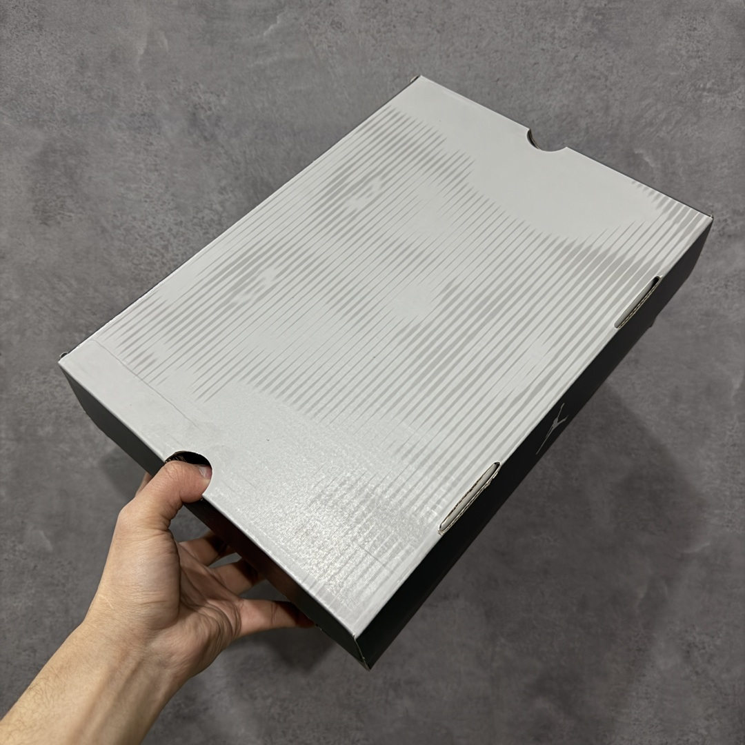 图片[11]-【TK至尊版】Air Jordan 4 Retro AJ4 2026复刻公牛红黑 FQ8138-600 目前市面所有大厂中 品质材料细节最好的一个版本 原汁原味完美呈现四代版型 一比一鞋头弧度高度趴度鞋身弧度 原厂麂皮绒皮料材质 数据细节工艺流程均保持公司一致 细节品控鞋型随意秒杀市面版本 原厂TPU网格鞋带扣 正确内里网布 菱角分明不变形无多余毛边 柔软性质感一致于原鞋 原厂织唛标 原厂飞人电绣工艺 独家绑鞋带手法 印刷中底布 四线拉帮 米色美纹纸贴合固定 进口港宝加持 后跟自然饱满 全鞋荧光划线卡点 追求极致完美 每一双都是工艺品 多重QC质检 超越公司货的品控标准 实实在在的免检产品 尺码：40 40.5 41 42 42.5 43 44 44.5 45 46 47.5-选品中心