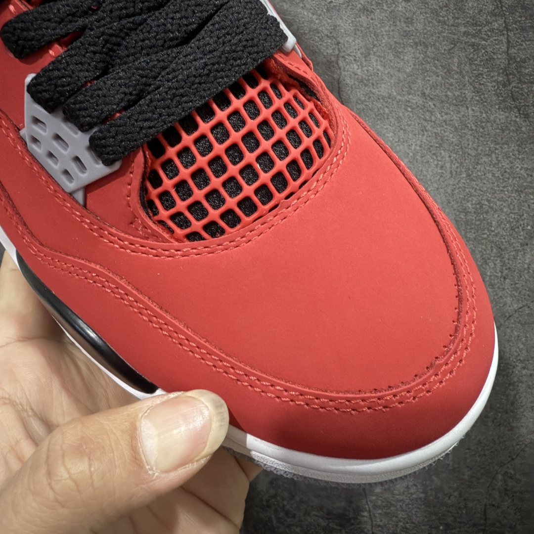 图片[5]-【TK至尊版】Air Jordan 4 Retro AJ4 2026复刻公牛红黑 FQ8138-600 目前市面所有大厂中 品质材料细节最好的一个版本 原汁原味完美呈现四代版型 一比一鞋头弧度高度趴度鞋身弧度 原厂麂皮绒皮料材质 数据细节工艺流程均保持公司一致 细节品控鞋型随意秒杀市面版本 原厂TPU网格鞋带扣 正确内里网布 菱角分明不变形无多余毛边 柔软性质感一致于原鞋 原厂织唛标 原厂飞人电绣工艺 独家绑鞋带手法 印刷中底布 四线拉帮 米色美纹纸贴合固定 进口港宝加持 后跟自然饱满 全鞋荧光划线卡点 追求极致完美 每一双都是工艺品 多重QC质检 超越公司货的品控标准 实实在在的免检产品 尺码：40 40.5 41 42 42.5 43 44 44.5 45 46 47.5-选品中心