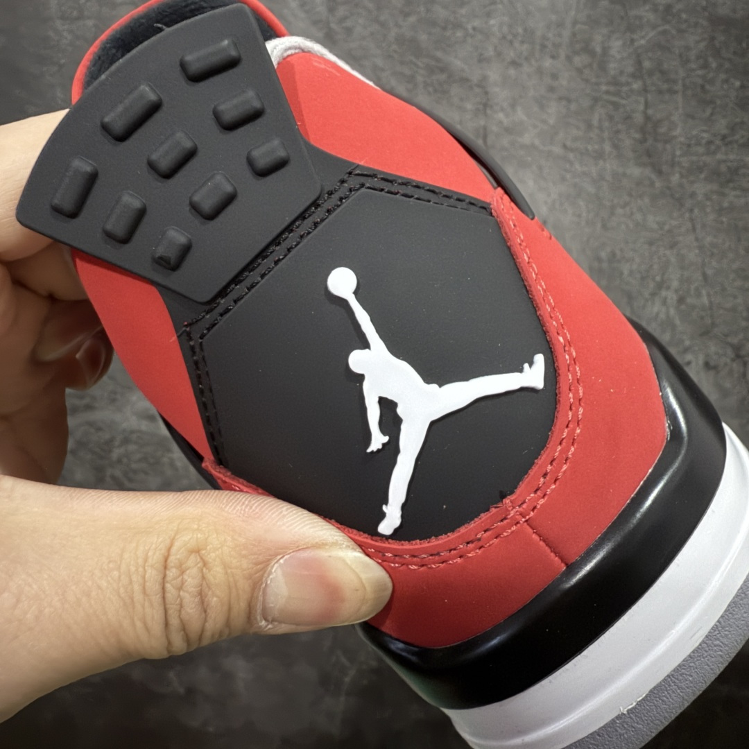 图片[2]-【TK至尊版】Air Jordan 4 Retro AJ4 2026复刻公牛红黑 FQ8138-600 目前市面所有大厂中 品质材料细节最好的一个版本 原汁原味完美呈现四代版型 一比一鞋头弧度高度趴度鞋身弧度 原厂麂皮绒皮料材质 数据细节工艺流程均保持公司一致 细节品控鞋型随意秒杀市面版本 原厂TPU网格鞋带扣 正确内里网布 菱角分明不变形无多余毛边 柔软性质感一致于原鞋 原厂织唛标 原厂飞人电绣工艺 独家绑鞋带手法 印刷中底布 四线拉帮 米色美纹纸贴合固定 进口港宝加持 后跟自然饱满 全鞋荧光划线卡点 追求极致完美 每一双都是工艺品 多重QC质检 超越公司货的品控标准 实实在在的免检产品 尺码：40 40.5 41 42 42.5 43 44 44.5 45 46 47.5-选品中心