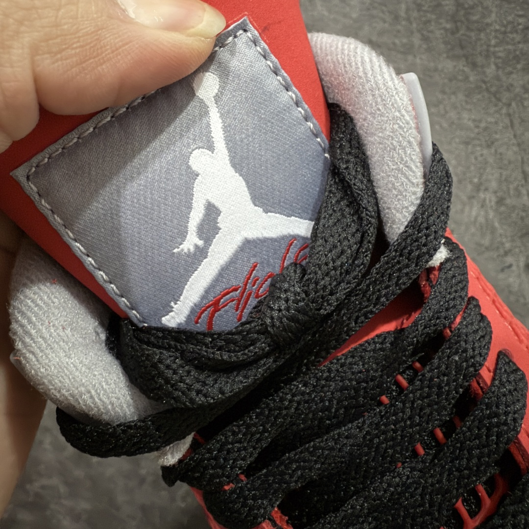 图片[6]-【TK至尊版】Air Jordan 4 Retro AJ4 2026复刻公牛红黑 FQ8138-600 目前市面所有大厂中 品质材料细节最好的一个版本 原汁原味完美呈现四代版型 一比一鞋头弧度高度趴度鞋身弧度 原厂麂皮绒皮料材质 数据细节工艺流程均保持公司一致 细节品控鞋型随意秒杀市面版本 原厂TPU网格鞋带扣 正确内里网布 菱角分明不变形无多余毛边 柔软性质感一致于原鞋 原厂织唛标 原厂飞人电绣工艺 独家绑鞋带手法 印刷中底布 四线拉帮 米色美纹纸贴合固定 进口港宝加持 后跟自然饱满 全鞋荧光划线卡点 追求极致完美 每一双都是工艺品 多重QC质检 超越公司货的品控标准 实实在在的免检产品 尺码：40 40.5 41 42 42.5 43 44 44.5 45 46 47.5-选品中心