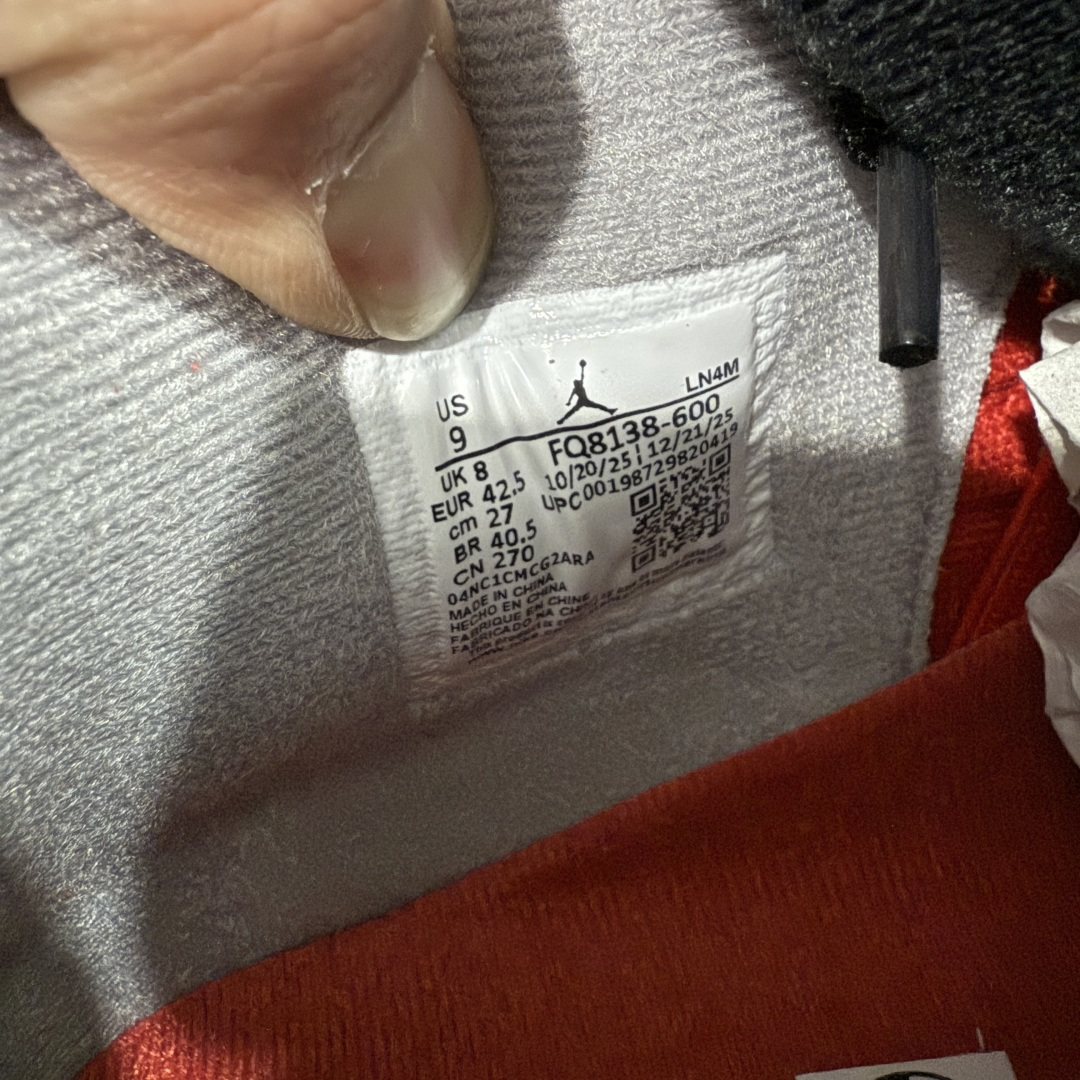 图片[9]-【TK至尊版】Air Jordan 4 Retro AJ4 2026复刻公牛红黑 FQ8138-600 目前市面所有大厂中 品质材料细节最好的一个版本 原汁原味完美呈现四代版型 一比一鞋头弧度高度趴度鞋身弧度 原厂麂皮绒皮料材质 数据细节工艺流程均保持公司一致 细节品控鞋型随意秒杀市面版本 原厂TPU网格鞋带扣 正确内里网布 菱角分明不变形无多余毛边 柔软性质感一致于原鞋 原厂织唛标 原厂飞人电绣工艺 独家绑鞋带手法 印刷中底布 四线拉帮 米色美纹纸贴合固定 进口港宝加持 后跟自然饱满 全鞋荧光划线卡点 追求极致完美 每一双都是工艺品 多重QC质检 超越公司货的品控标准 实实在在的免检产品 尺码：40 40.5 41 42 42.5 43 44 44.5 45 46 47.5-选品中心