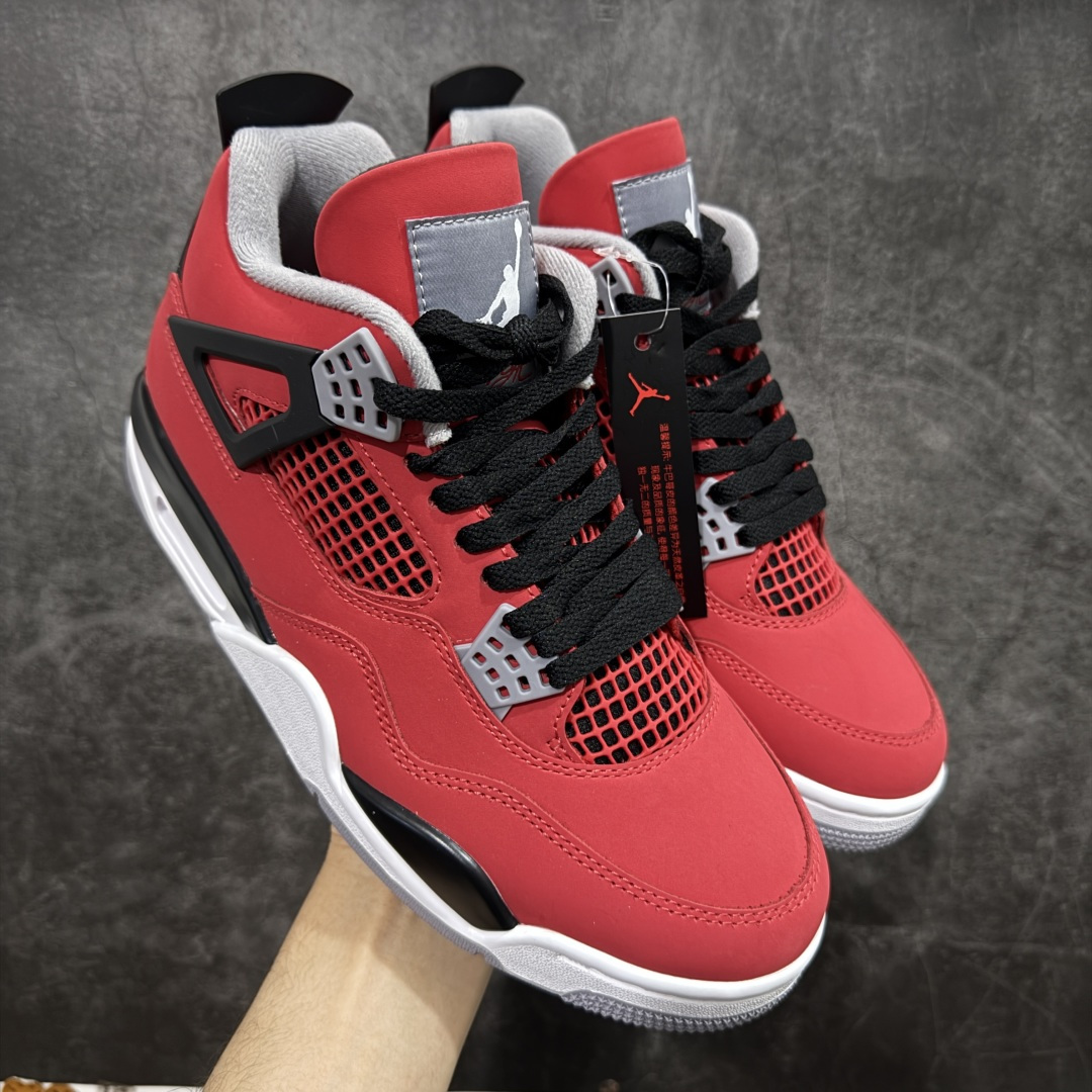 【TK至尊版】Air Jordan 4 Retro AJ4 2026复刻公牛红黑 FQ8138-600 目前市面所有大厂中 品质材料细节最好的一个版本 原汁原味完美呈现四代版型 一比一鞋头弧度高度趴度鞋身弧度 原厂麂皮绒皮料材质 数据细节工艺流程均保持公司一致 细节品控鞋型随意秒杀市面版本 原厂TPU网格鞋带扣 正确内里网布 菱角分明不变形无多余毛边 柔软性质感一致于原鞋 原厂织唛标 原厂飞人电绣工艺 独家绑鞋带手法 印刷中底布 四线拉帮 米色美纹纸贴合固定 进口港宝加持 后跟自然饱满 全鞋荧光划线卡点 追求极致完美 每一双都是工艺品 多重QC质检 超越公司货的品控标准 实实在在的免检产品 尺码:40 40.5 41 42 42.5 43 44 44.5 45 46 47.5-选品中心