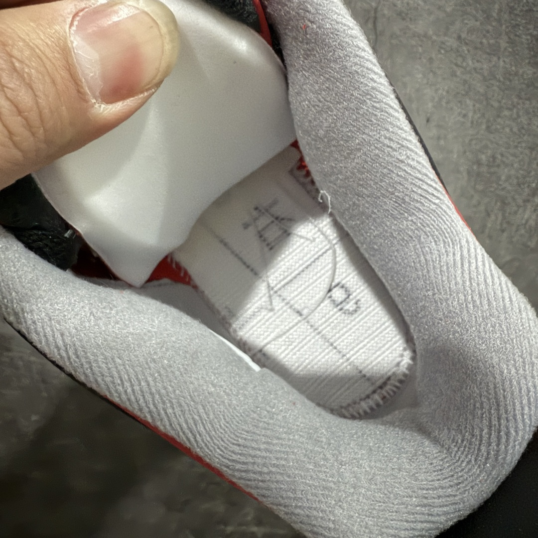 图片[8]-【TK至尊版】Air Jordan 4 Retro AJ4 2026复刻公牛红黑 FQ8138-600 目前市面所有大厂中 品质材料细节最好的一个版本 原汁原味完美呈现四代版型 一比一鞋头弧度高度趴度鞋身弧度 原厂麂皮绒皮料材质 数据细节工艺流程均保持公司一致 细节品控鞋型随意秒杀市面版本 原厂TPU网格鞋带扣 正确内里网布 菱角分明不变形无多余毛边 柔软性质感一致于原鞋 原厂织唛标 原厂飞人电绣工艺 独家绑鞋带手法 印刷中底布 四线拉帮 米色美纹纸贴合固定 进口港宝加持 后跟自然饱满 全鞋荧光划线卡点 追求极致完美 每一双都是工艺品 多重QC质检 超越公司货的品控标准 实实在在的免检产品 尺码：40 40.5 41 42 42.5 43 44 44.5 45 46 47.5-选品中心