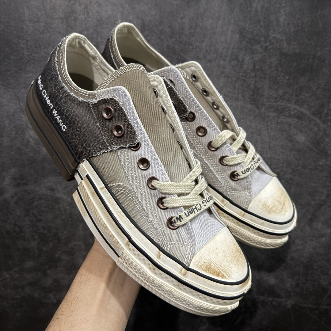 图片[10]-【硫化版】Converse x Feng Chen Wang 设计师联名款 做旧解构渐变系列 以陶艺为灵感，“建盏”蓝釉与“兔毫”棕釉化作鞋面流动纹路，鞋面做出裂纹细节复刻高温窑变艺术，融合2-ln-1的设计理念，将双层帆布鞋半裁剪拼叠，12盎司帆布鞋面质感拉满了。 当陶土在窑火中进裂，黑灰釉色随温度流淌 偶然与必然在布面交织，扎染若窑变斑驳以肌理拼贴的方式重现瓷胚的粗粉与重塑呈现一场光与裂纹的诗意共舞。 货号：A15741C 渐变棕 尺码：35 36 36.5 37 37.5 38 39 39.5 40 41 41.5 42 42.5 43 44-选品中心