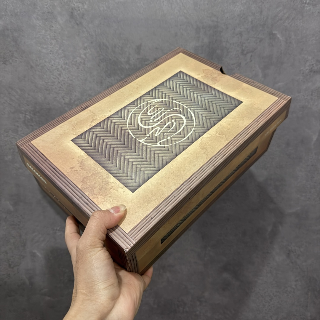 图片[9]-【巅峰版】Salomon XT-QUEST ADV 萨洛蒙情侣款户外机能鞋 马年限定 茶马古道 492789 全新工厂出品 升级品质 全鞋改进为原厂一致材料打造 全新修长鞋型 版型正 全新玻璃冲刀 清洁度提升 中底带数字钢印 网面与鞋头材料校对一致无色差 鞋盒同步原版牛皮纸鞋盒 鞋头处添加☯️太极标 细节多次修改校正 坚持同步原版无差别 终端优势供应 尺码：36 36.5 37.5 38 38.5 39 40 40.5 41 42 42.5 43 44 44.5 45-选品中心